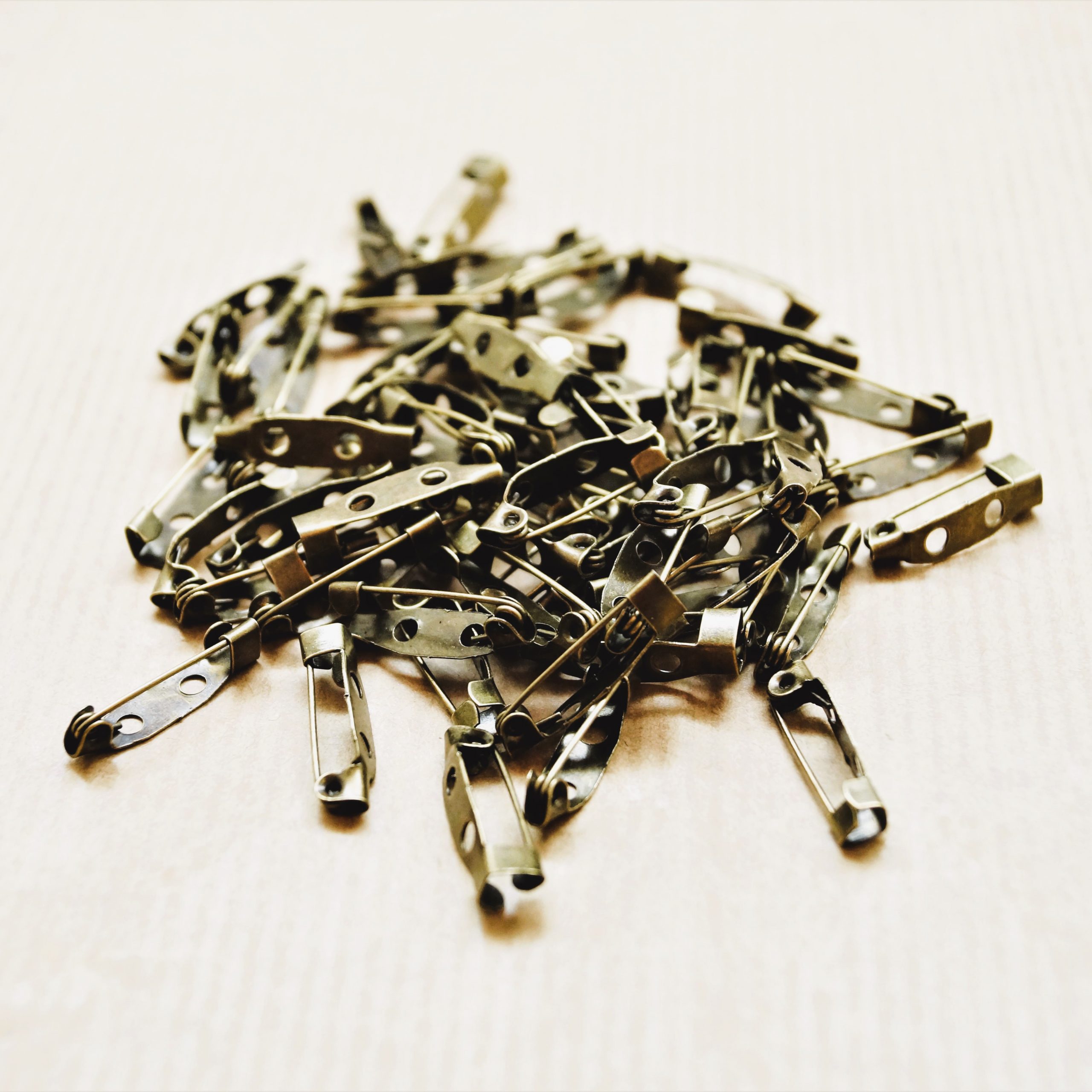 Épingles support broches métal 2 trous 20*5 mm – Image 4