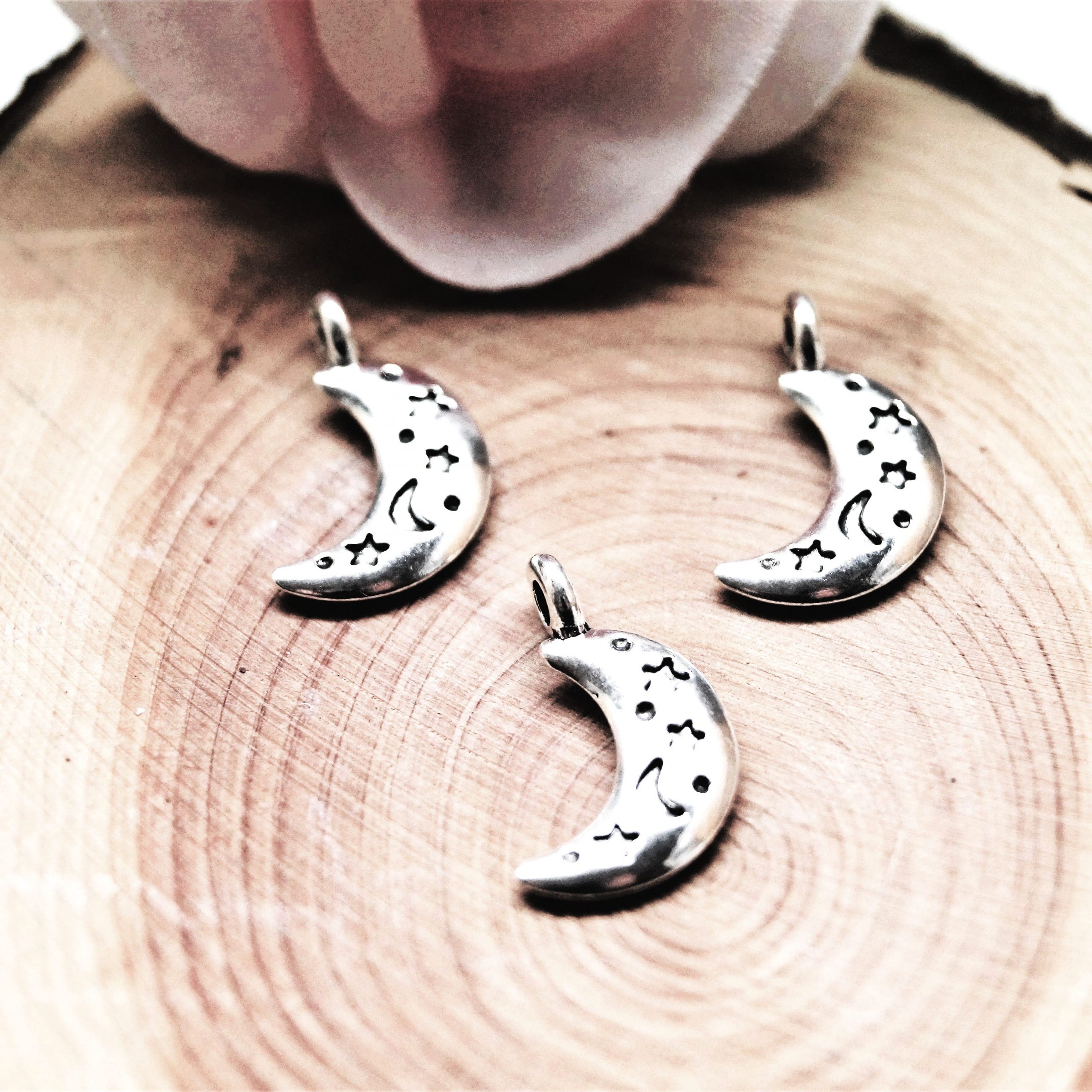 Lot de 4 Pendentifs Lune et Étoiles en Métal Argenté ou Bronze 20x13mm – Image 3