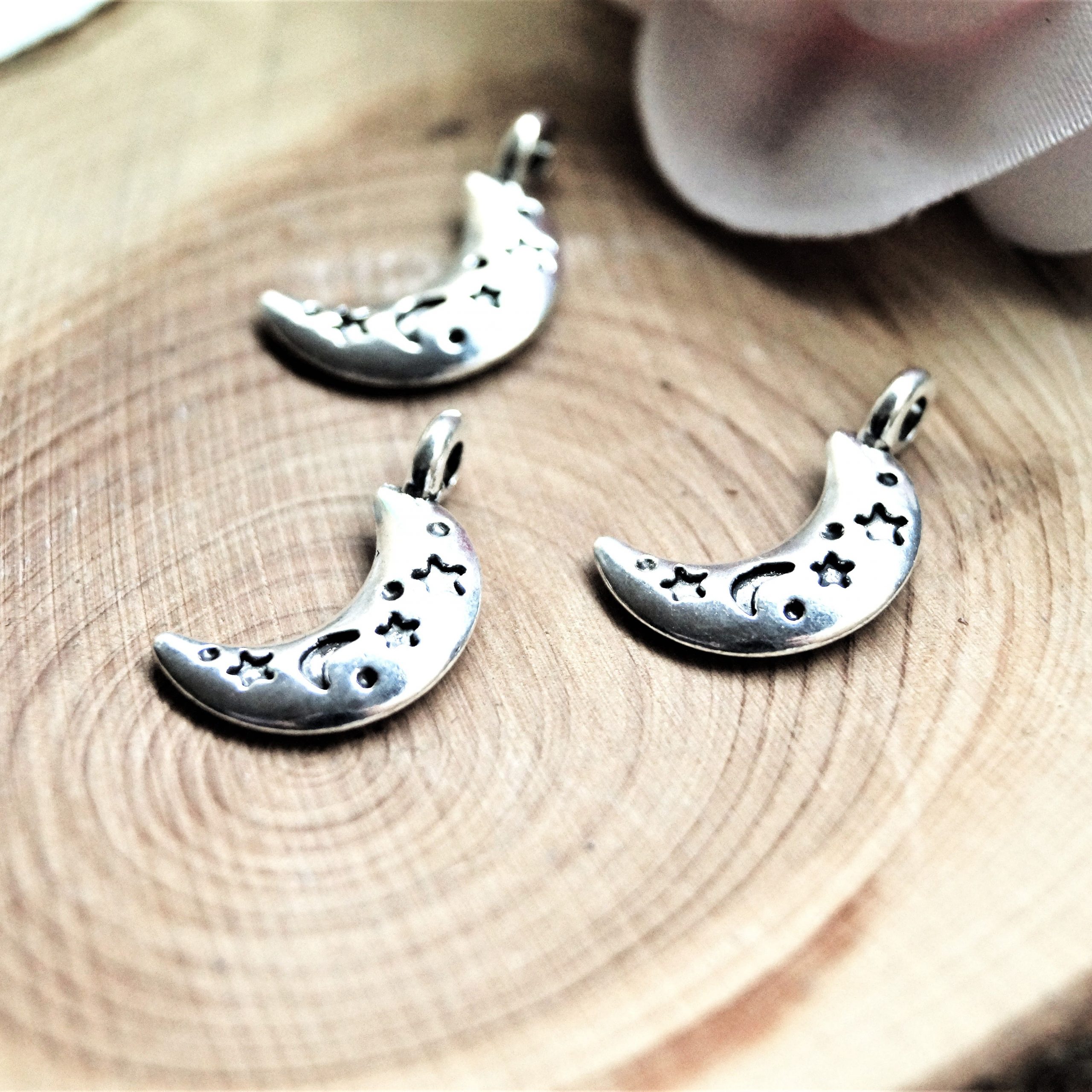 Lot de 4 Pendentifs Lune et Étoiles en Métal Argenté ou Bronze 20x13mm – Image 10
