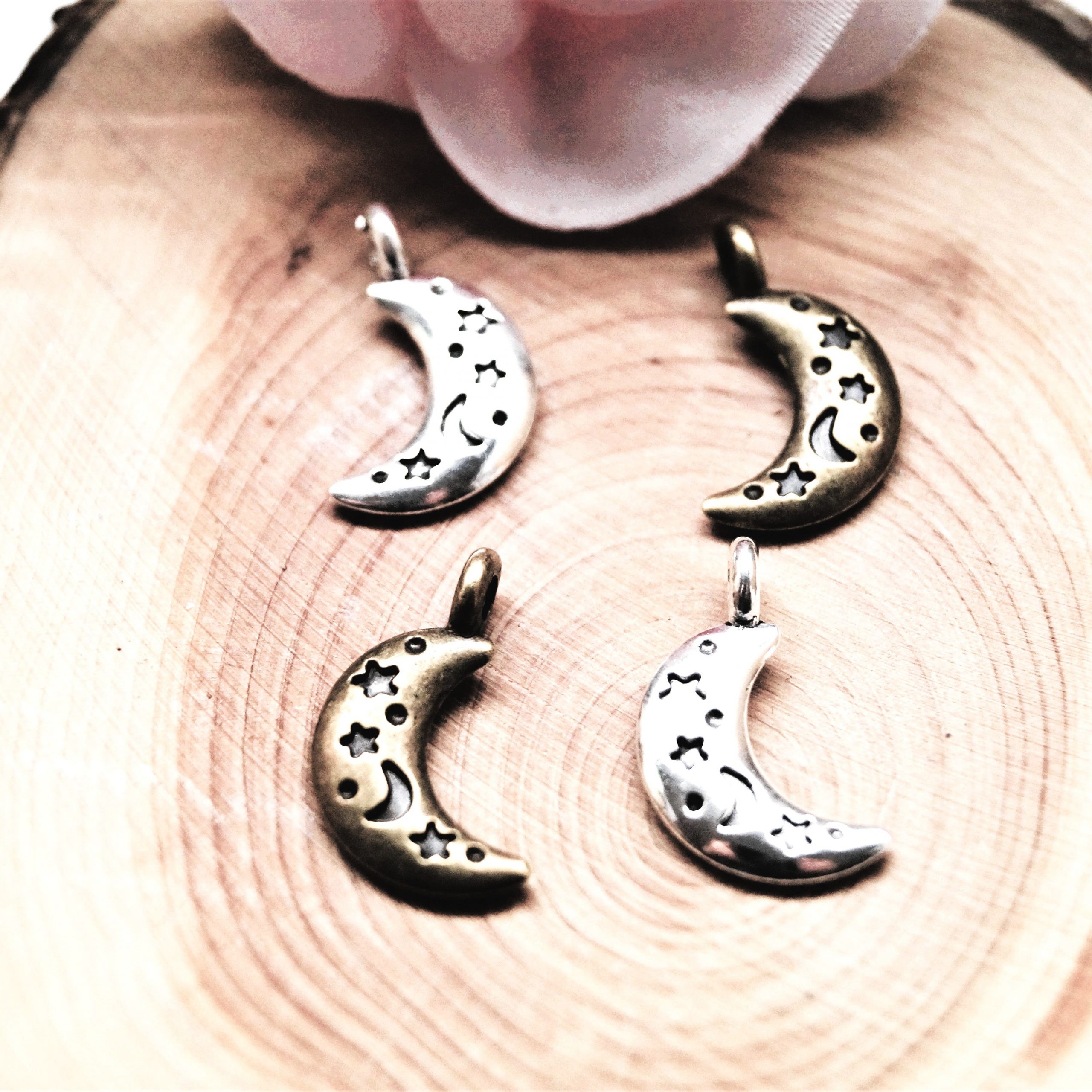 Lot de 4 Pendentifs Lune et Étoiles en Métal Argenté ou Bronze 20x13mm – Image 2