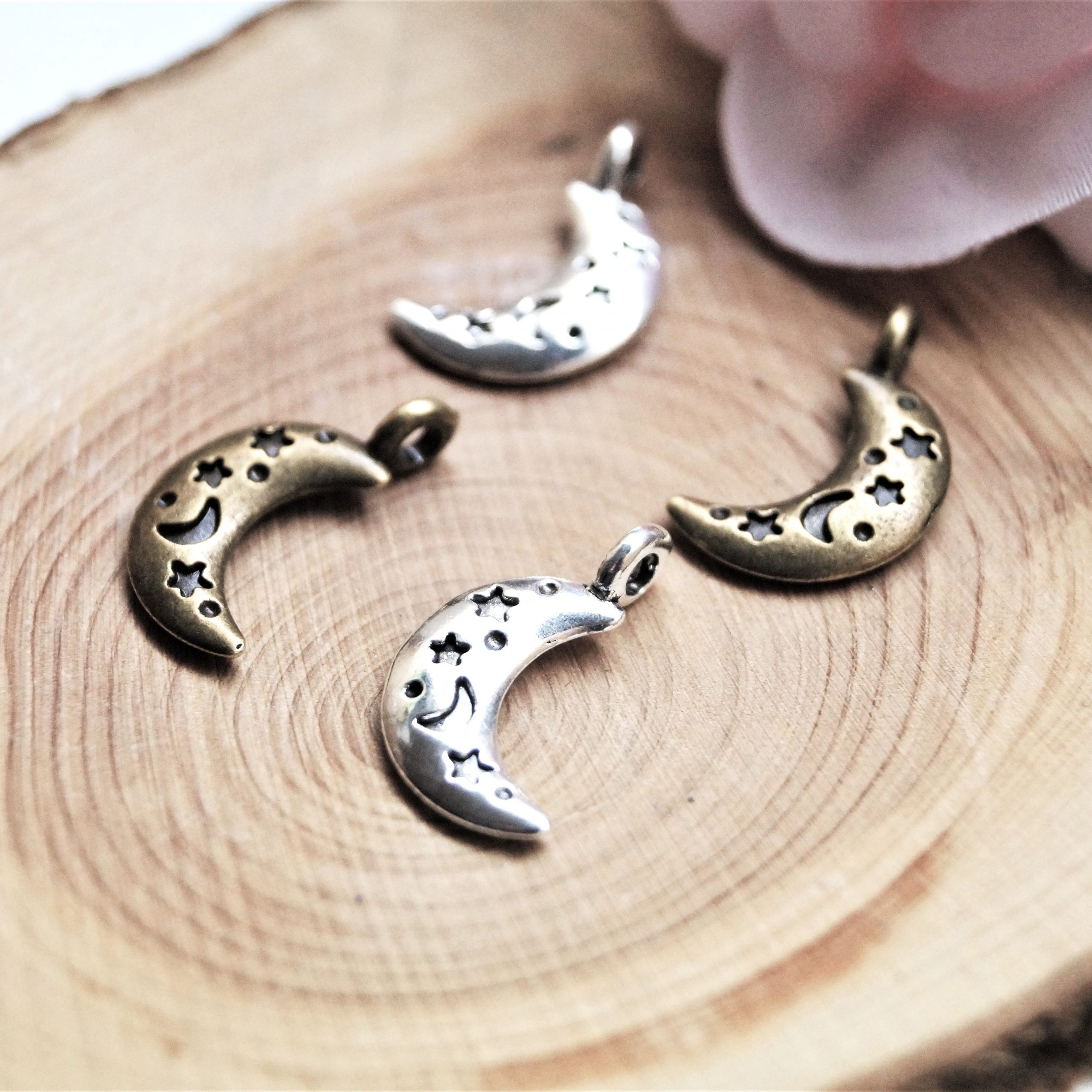 Lot de 4 Pendentifs Lune et Étoiles en Métal Argenté ou Bronze 20x13mm – Image 8