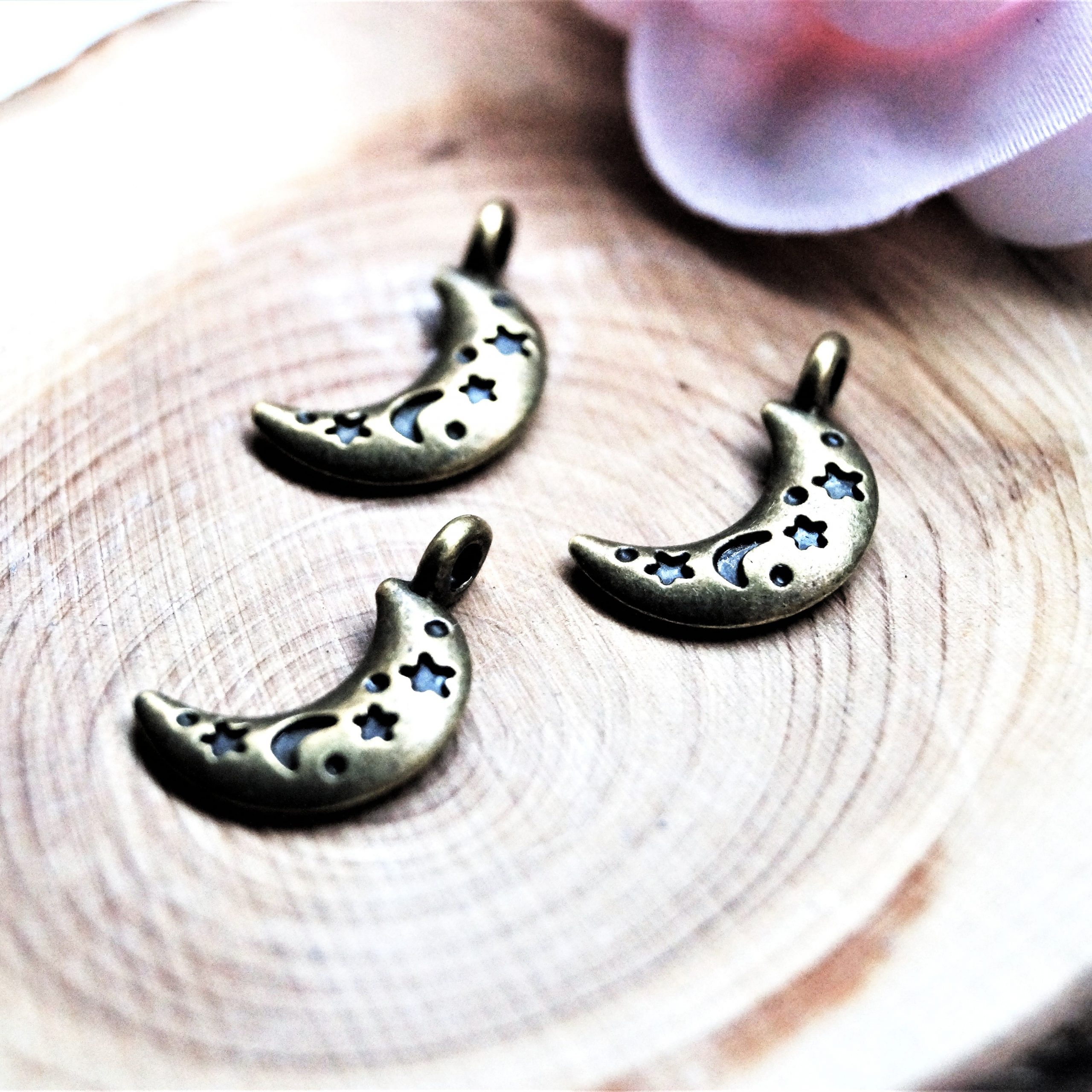 Lot de 4 Pendentifs Lune et Étoiles en Métal Argenté ou Bronze 20x13mm – Image 9