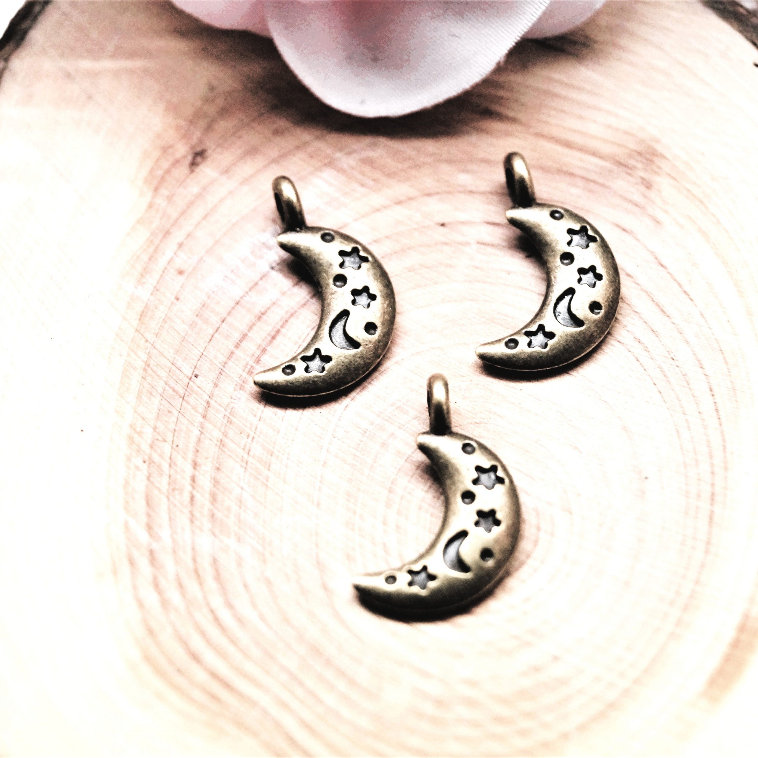 Lot de 4 Pendentifs Lune et Étoiles en Métal Argenté ou Bronze 20x13mm – Image 4