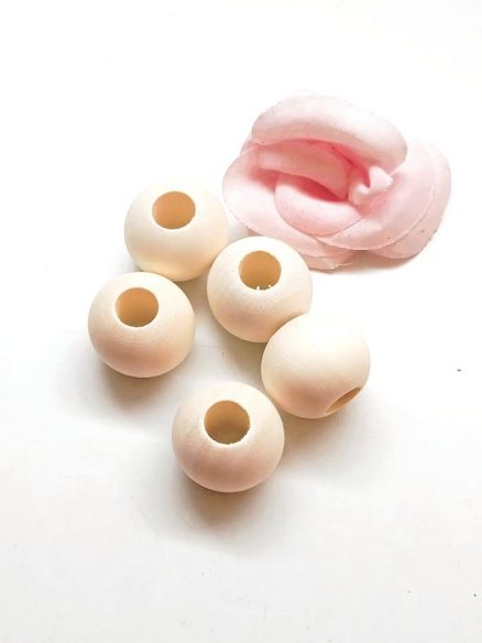 Perles en bois naturel rondes 25 mm par 5 – Image 5