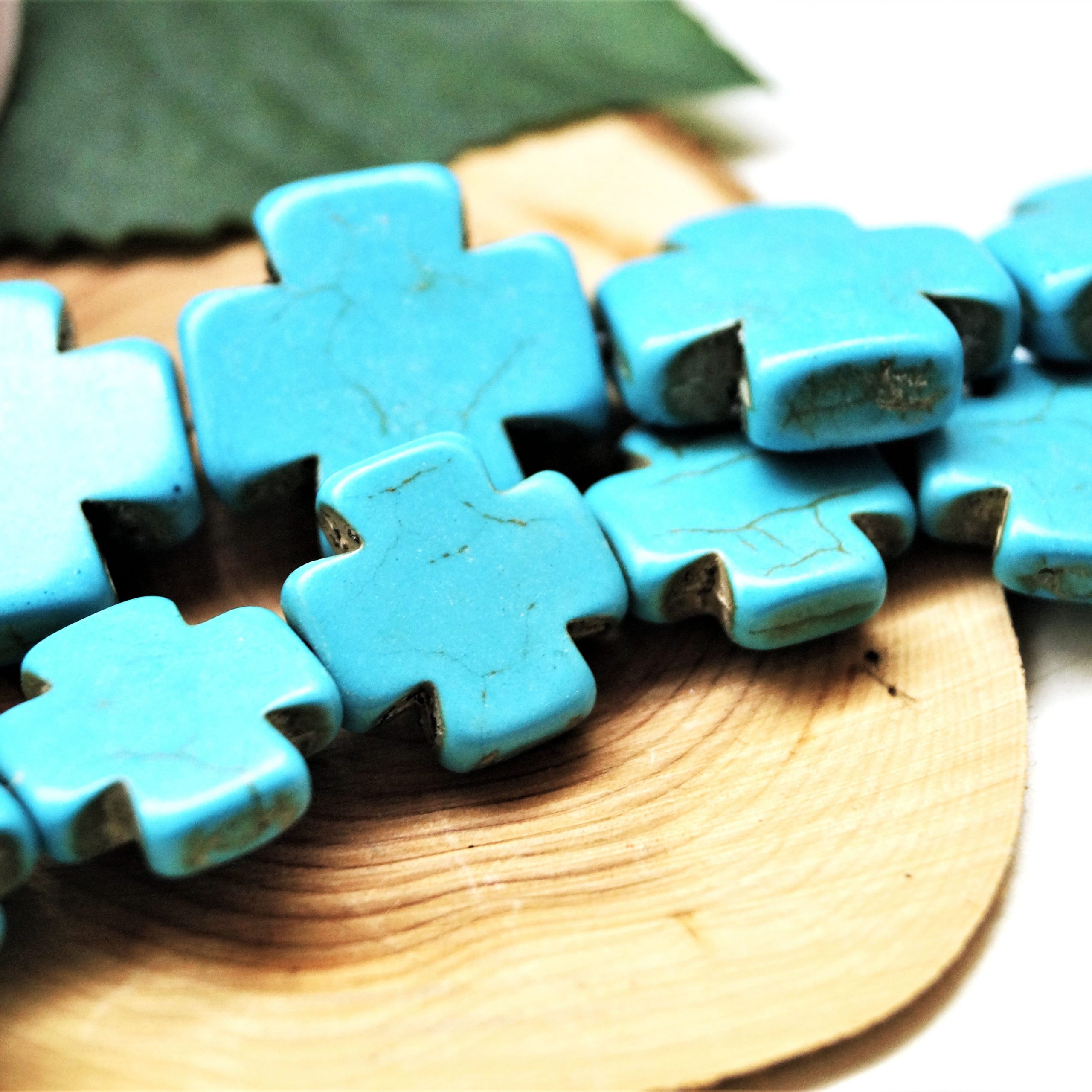 Perles croix Howlite turquoise 15mm 20mm