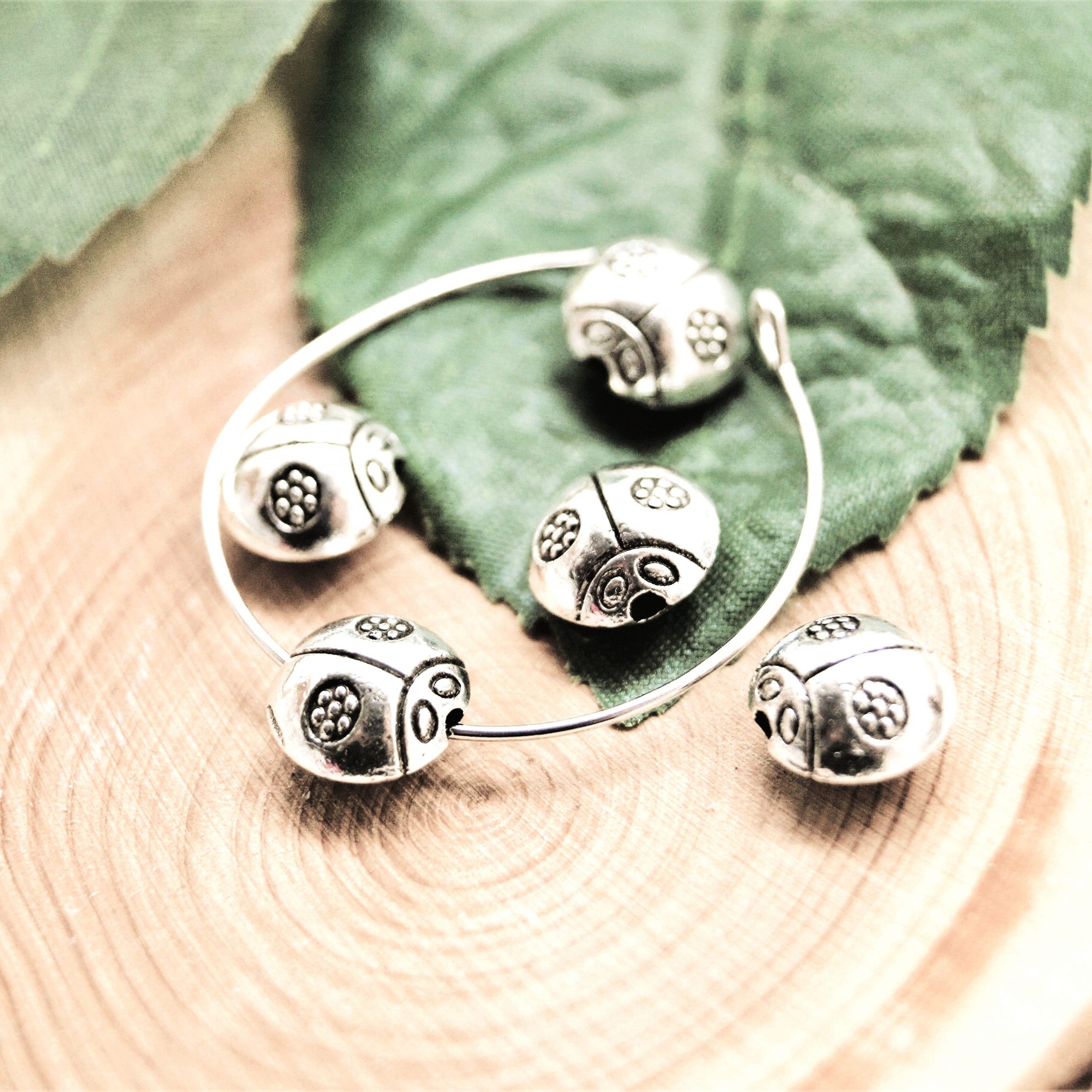 Perles coccinelles en métal argent vieilli 9*9 mm par 10 – Image 3