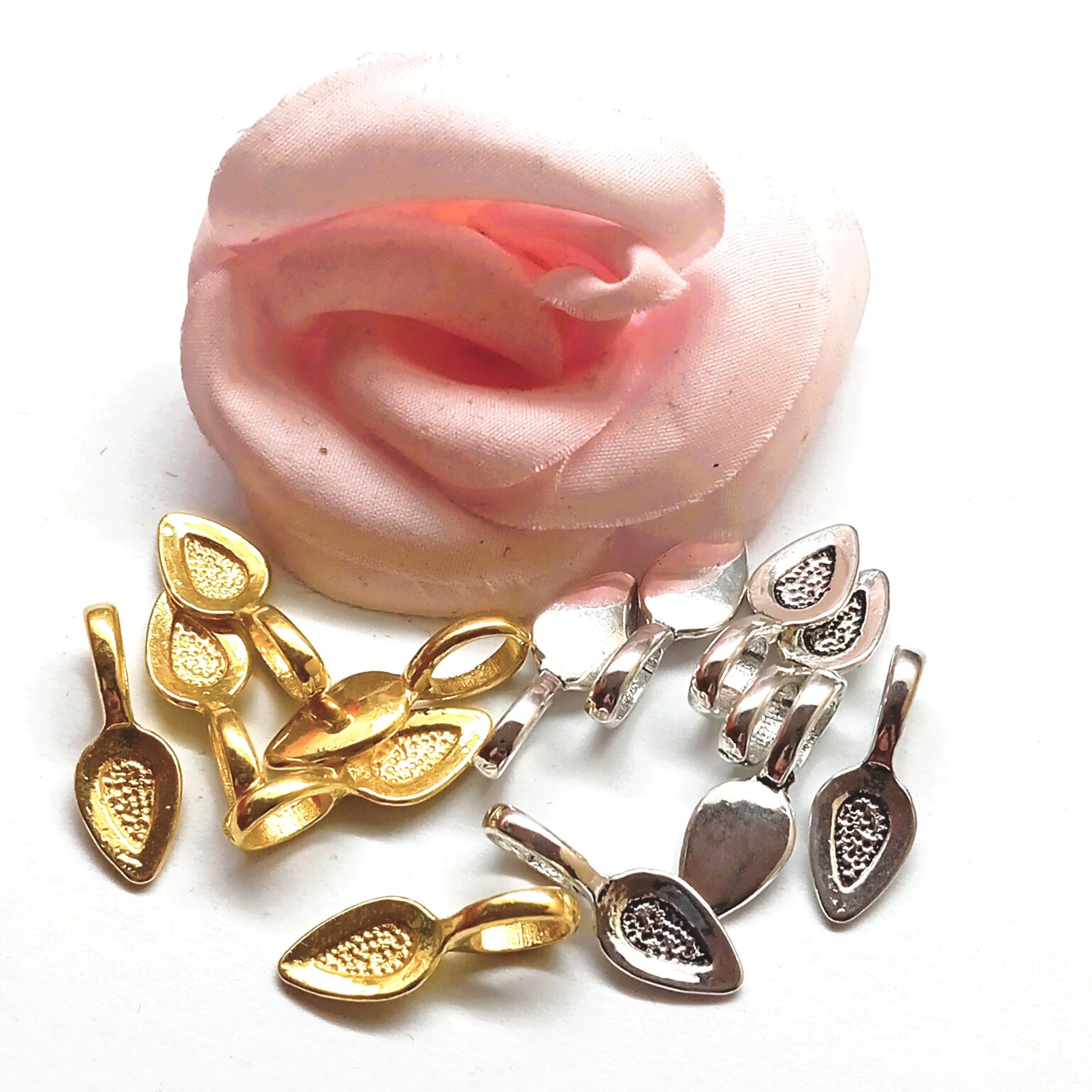 Breloque feuille gravée en métal 21*8 mm par lot de 10 – Image 2