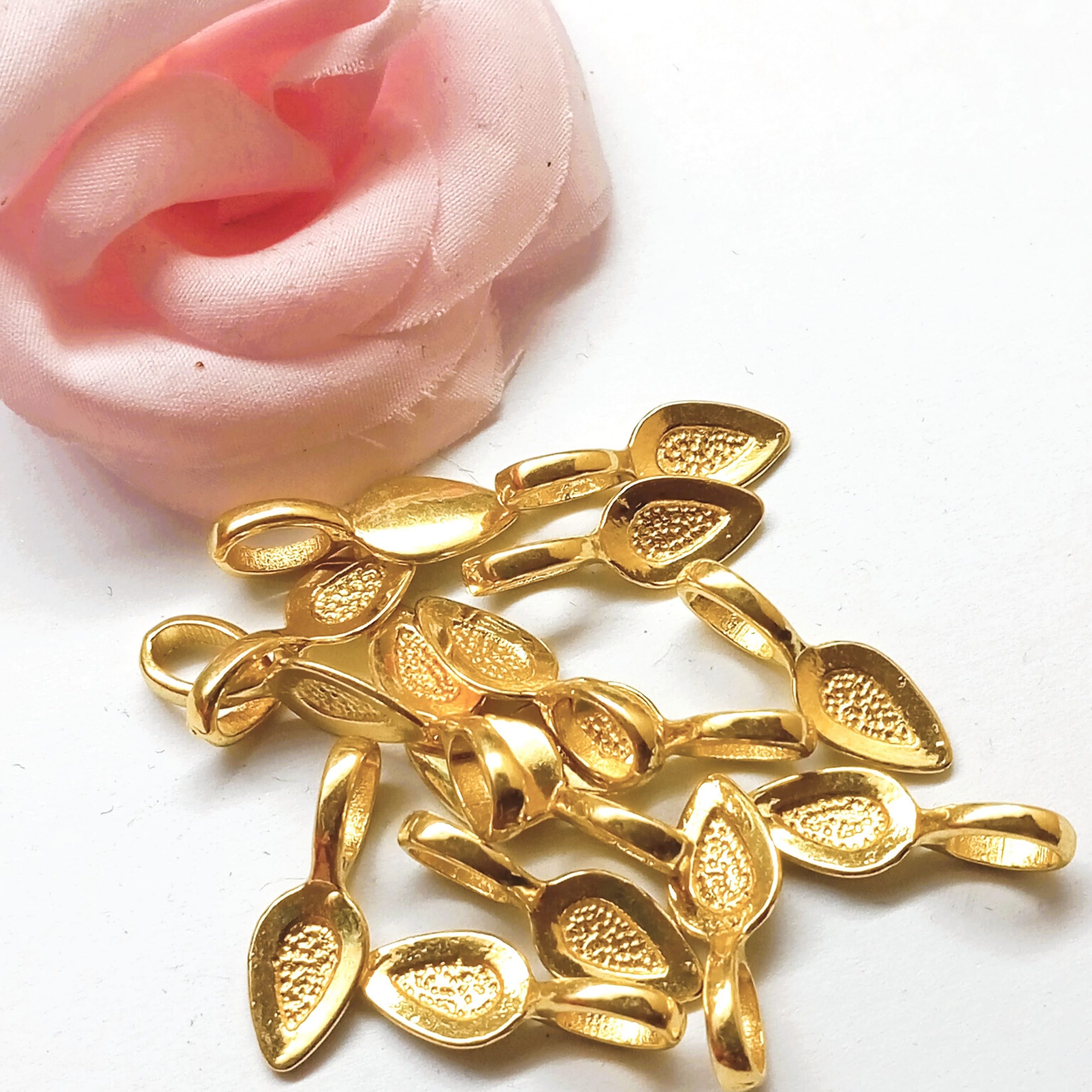 Breloque feuille gravée en métal 21*8 mm par lot de 10 – Image 5