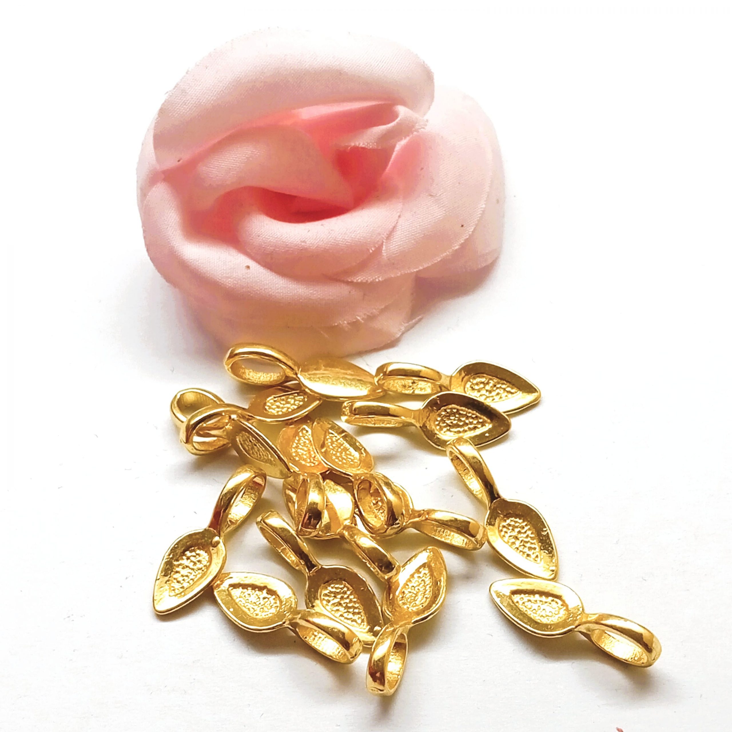 Breloque feuille gravée en métal 21*8 mm par lot de 10 – Image 7