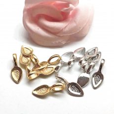 Breloque feuille gravée en métal 21*8 mm par lot de 10