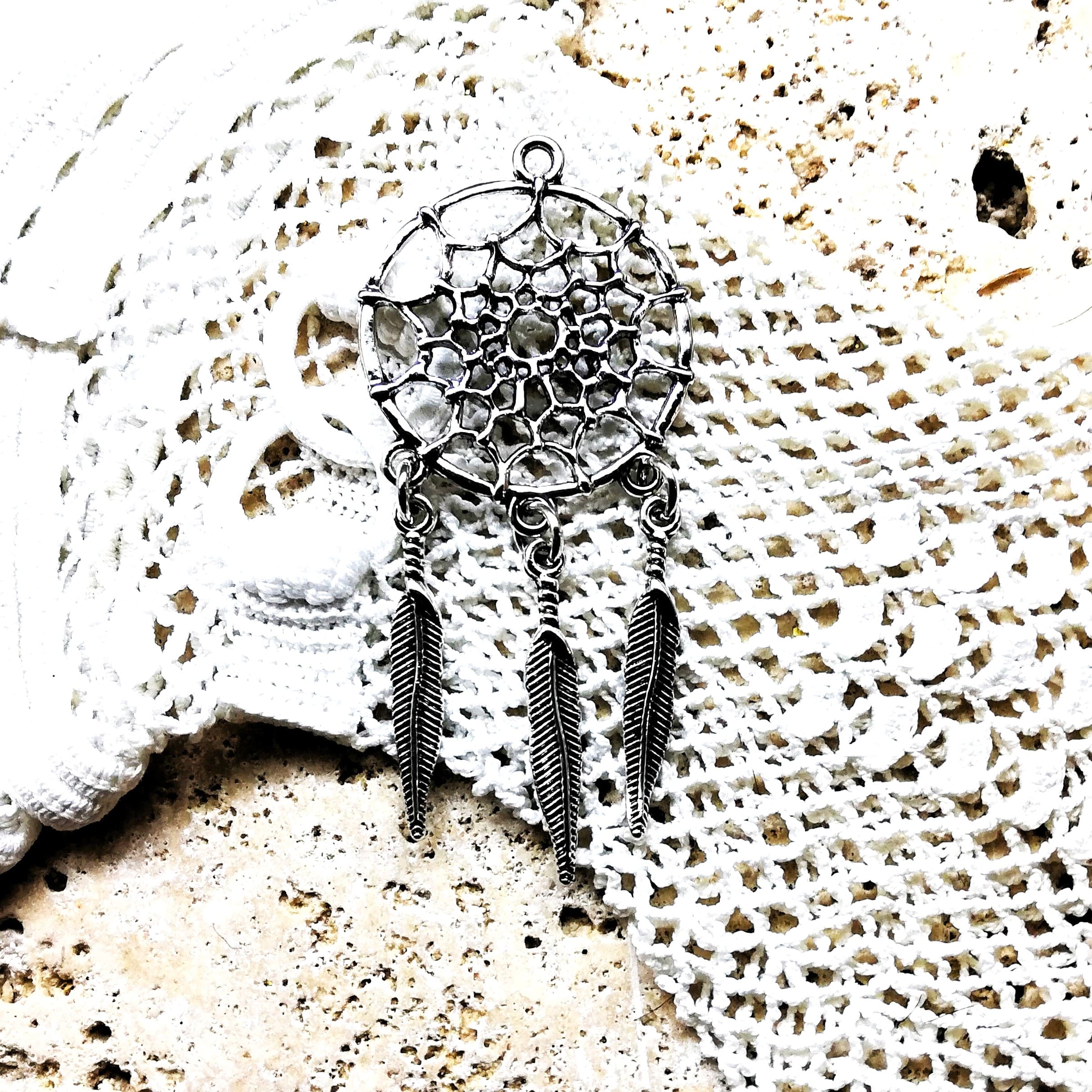 Pendentifs dreamcatchers métal argenté 6,5 cm x 2.9 cm par 2 – Image 8