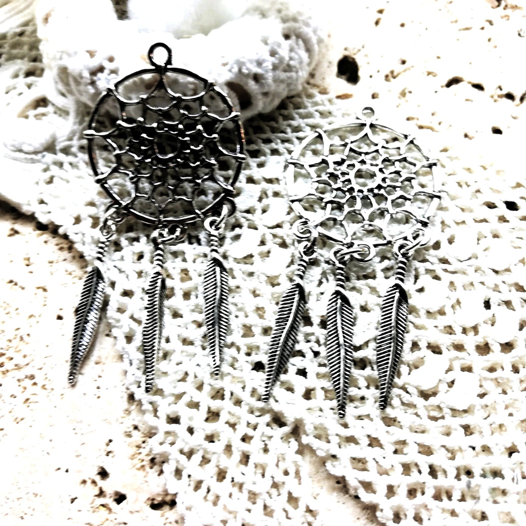 Pendentifs dreamcatchers métal argenté 6,5 cm x 2.9 cm par 2 – Image 2