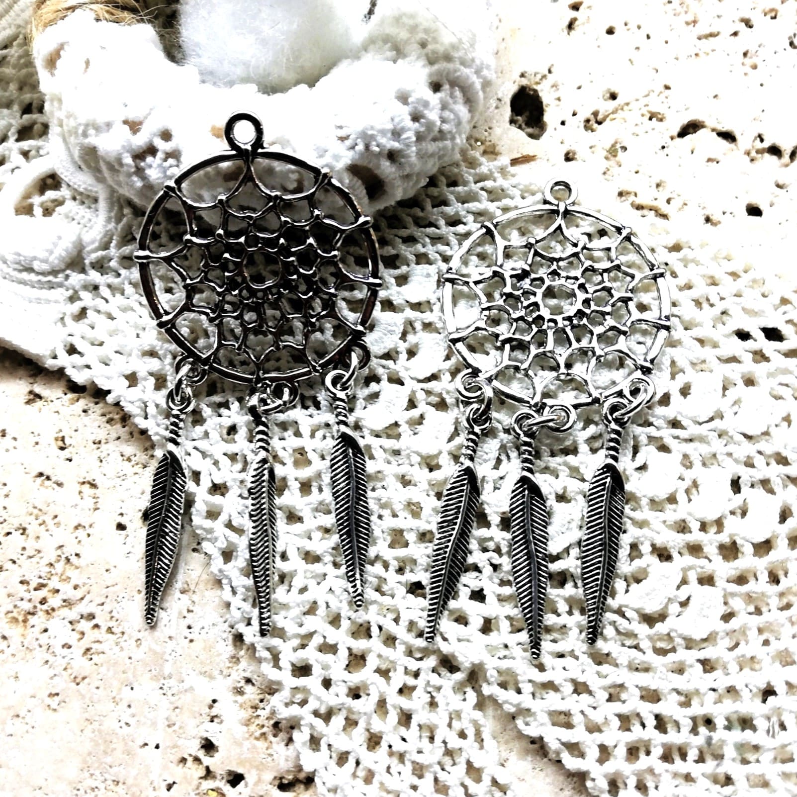 Pendentifs dreamcatchers métal argenté 6,5 cm x 2.9 cm par 2 – Image 4