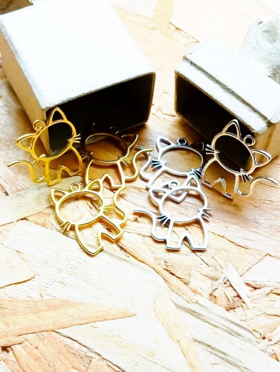Pendentifs chats en métal doré et argenté 27*25 mm par 10 – Image 2