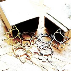 Pendentifs chats en métal doré et argenté 27*25 mm par 10