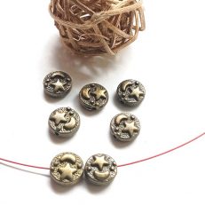 Perles rondes plates bronze 9mm motif étoile et lune par 10