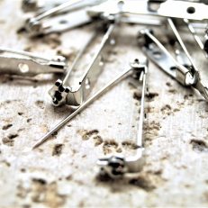 Supports Epingles Broches en métal platine 33mm par 20