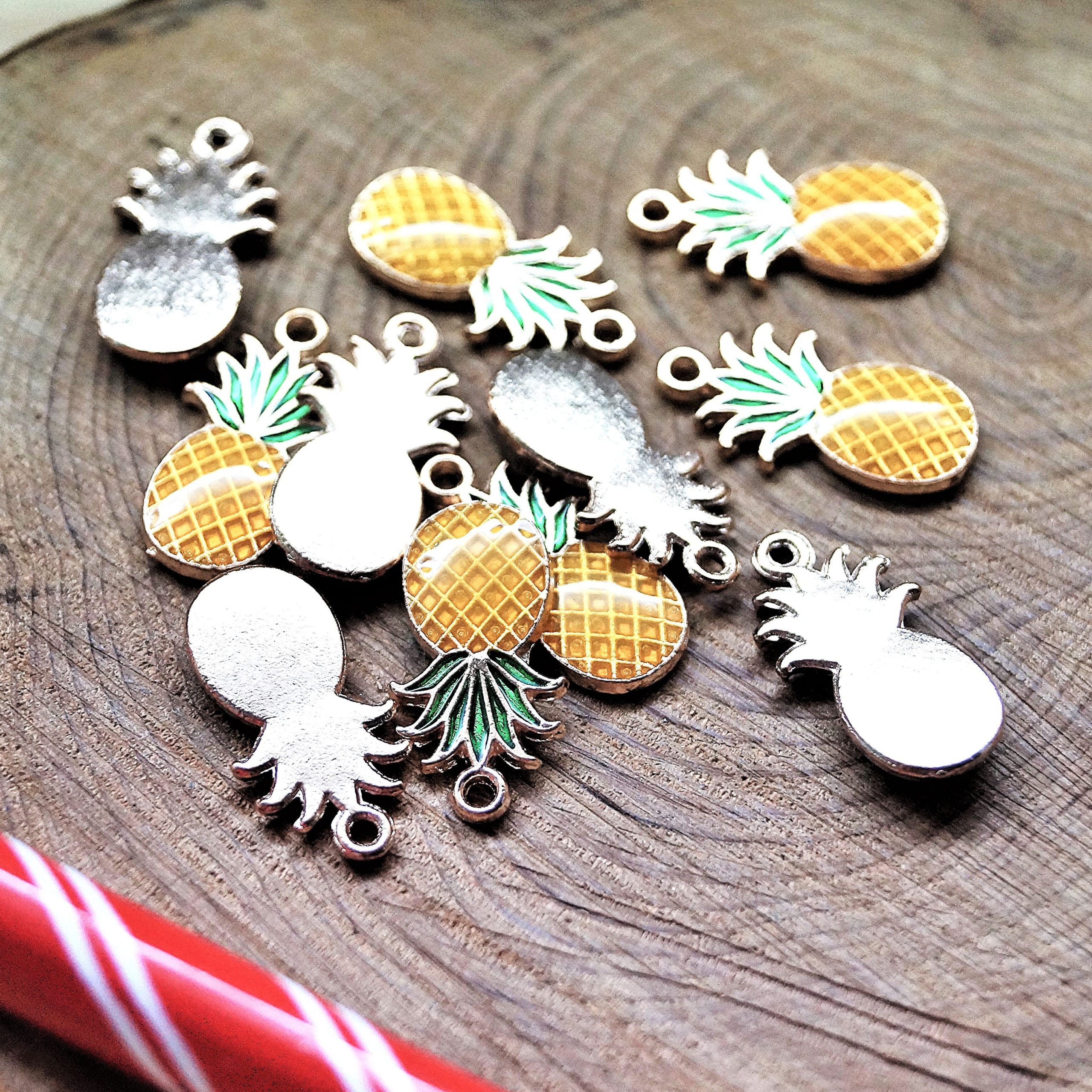 Lot de 10 breloques ananas doré et émail vert et jaune 17*9 mm – Image 2