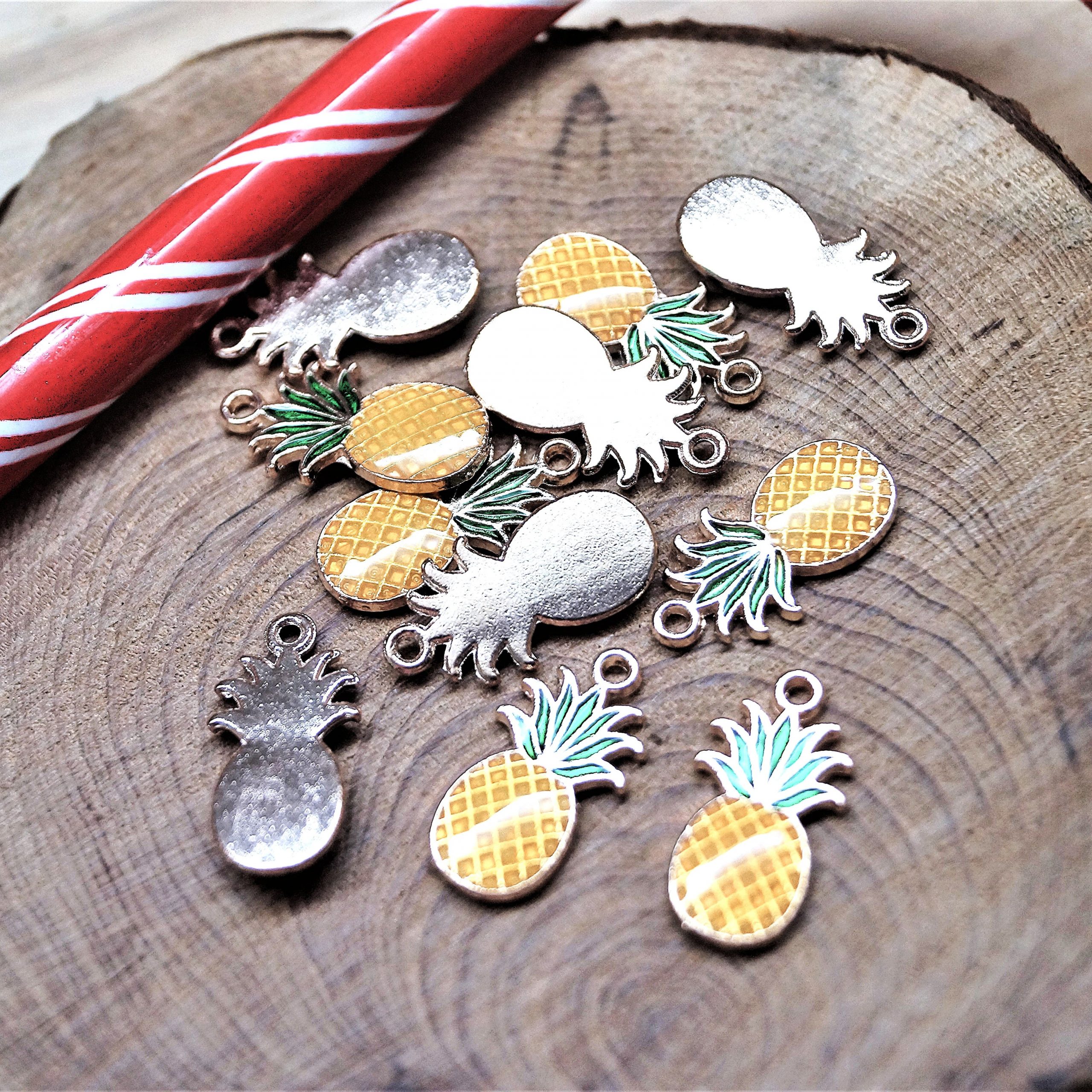 Lot de 10 breloques ananas doré et émail vert et jaune 17*9 mm – Image 4