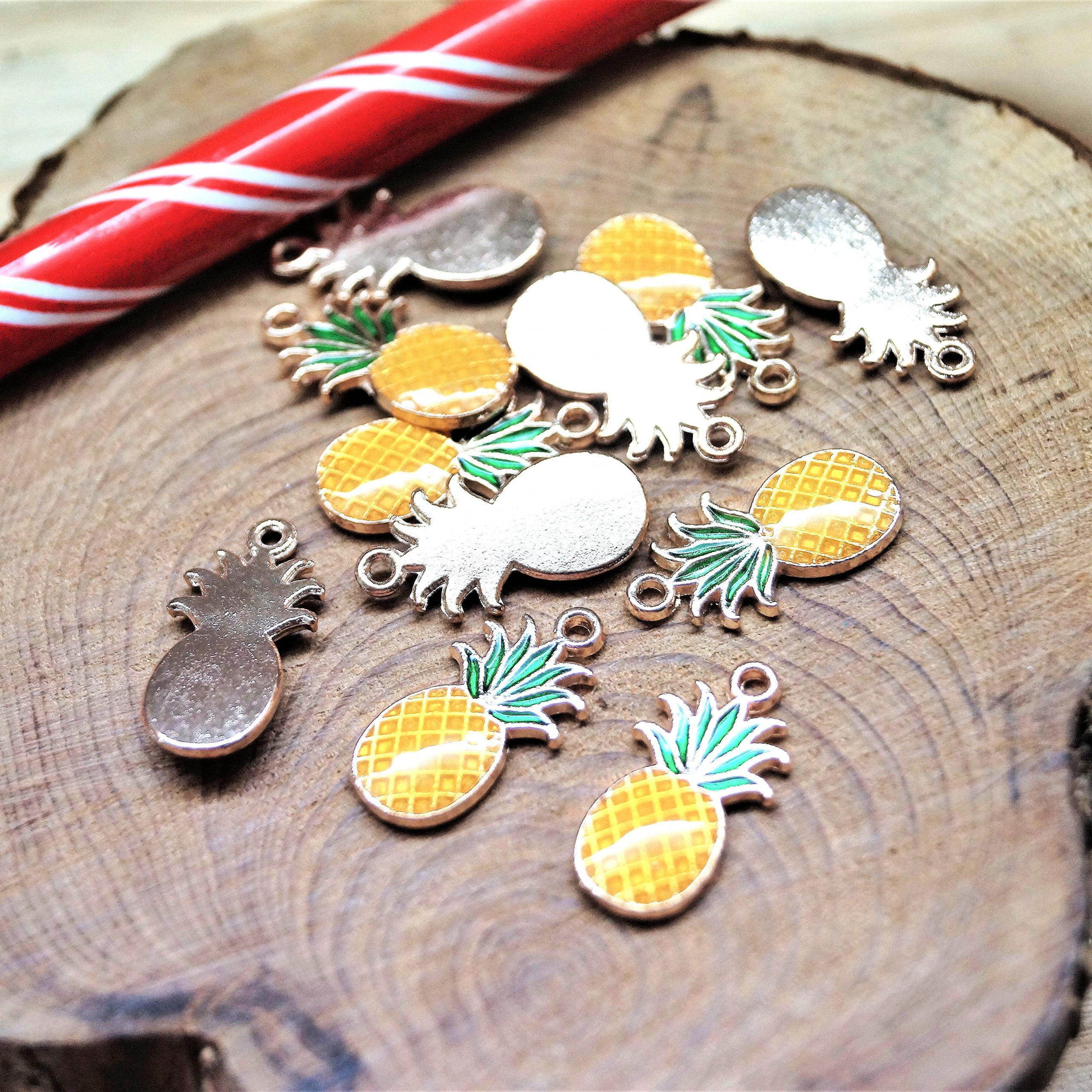 Lot de 10 breloques ananas doré et émail vert et jaune 17*9 mm – Image 6