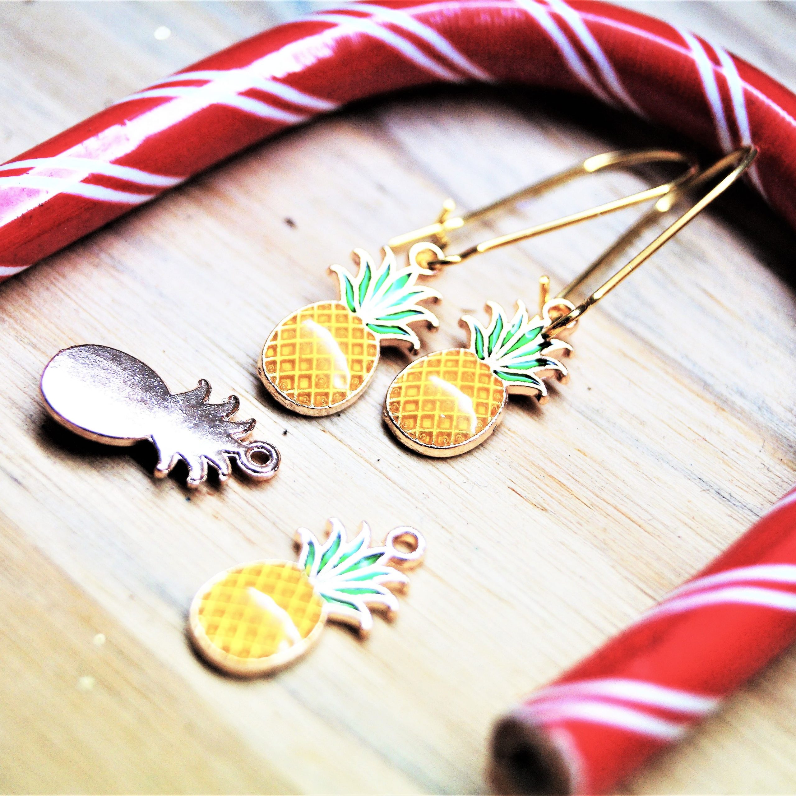 Lot de 10 breloques ananas doré et émail vert et jaune 17*9 mm – Image 9