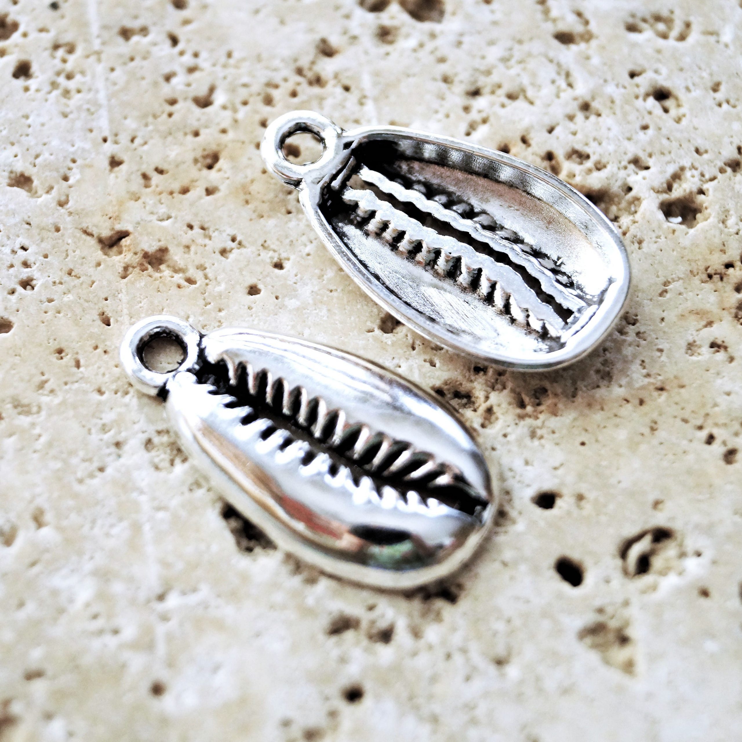 Lot de 5 breloques coquillage en métal argenté vieilli 23x12mm – Image 4
