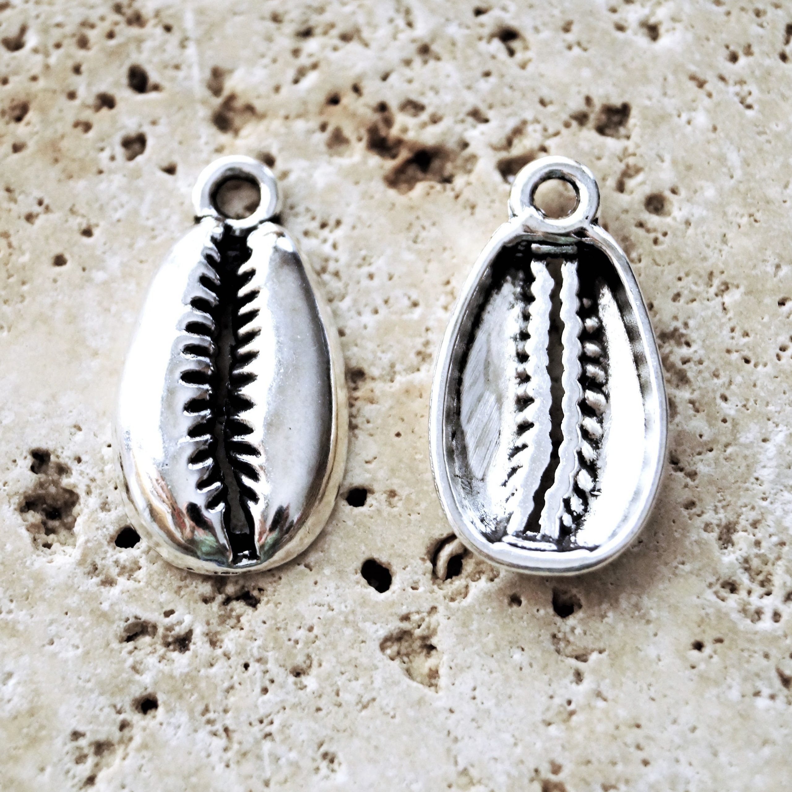 Lot de 5 breloques coquillage en métal argenté vieilli 23x12mm – Image 5