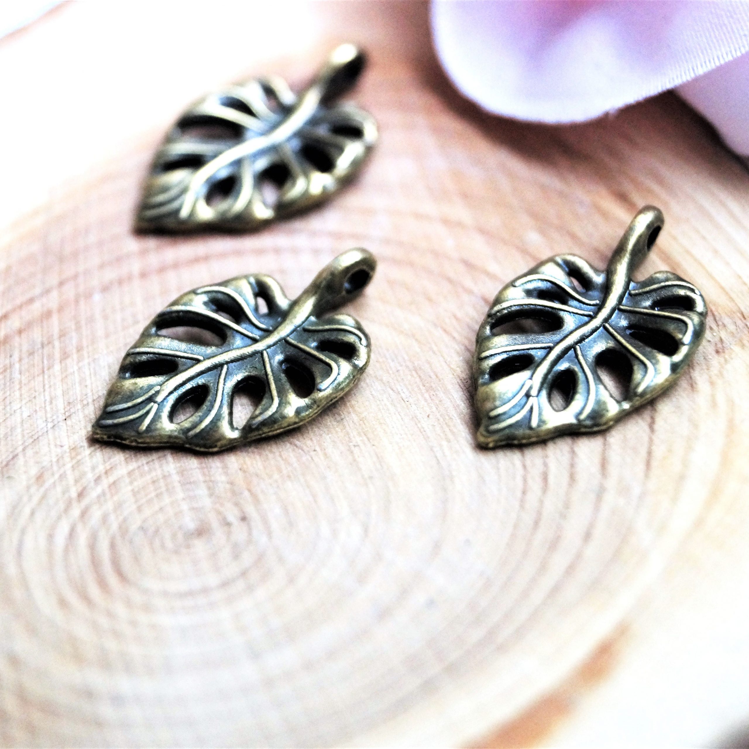 Breloques feuilles monstera en métal 20*12 mm par lot de 6 – Image 9