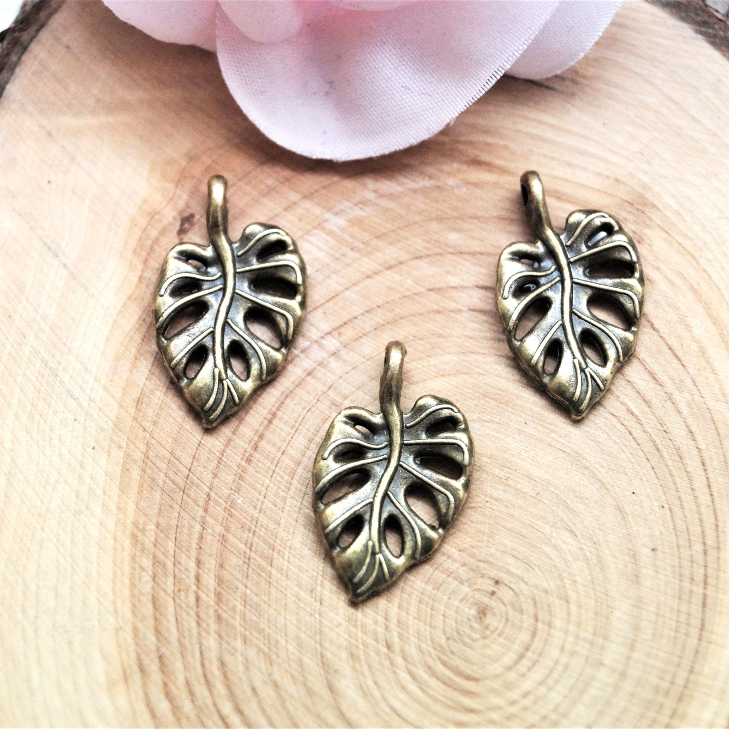 Breloques feuilles monstera en métal 20*12 mm par lot de 6 – Image 5