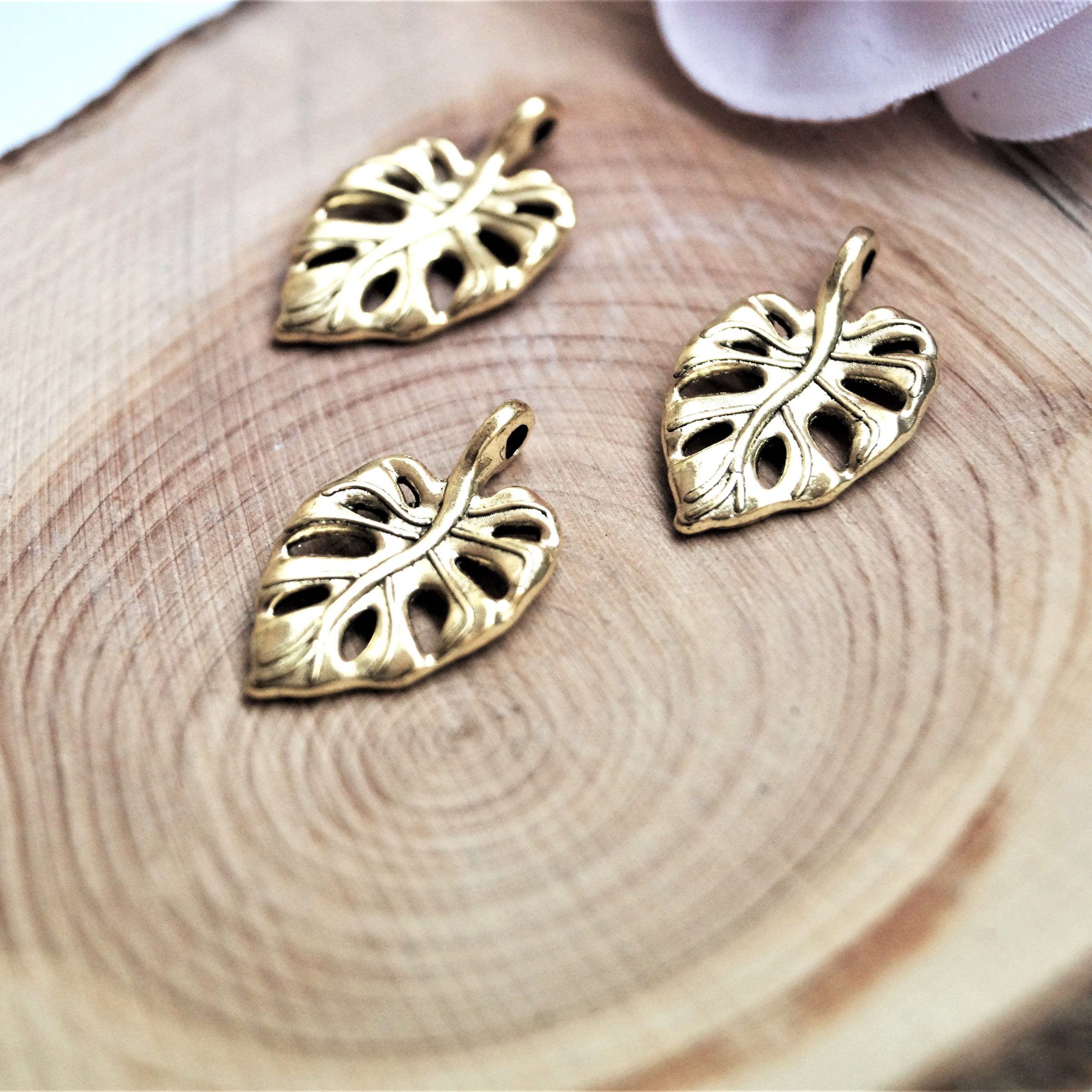Breloques feuilles monstera en métal 20*12 mm par lot de 6 – Image 12