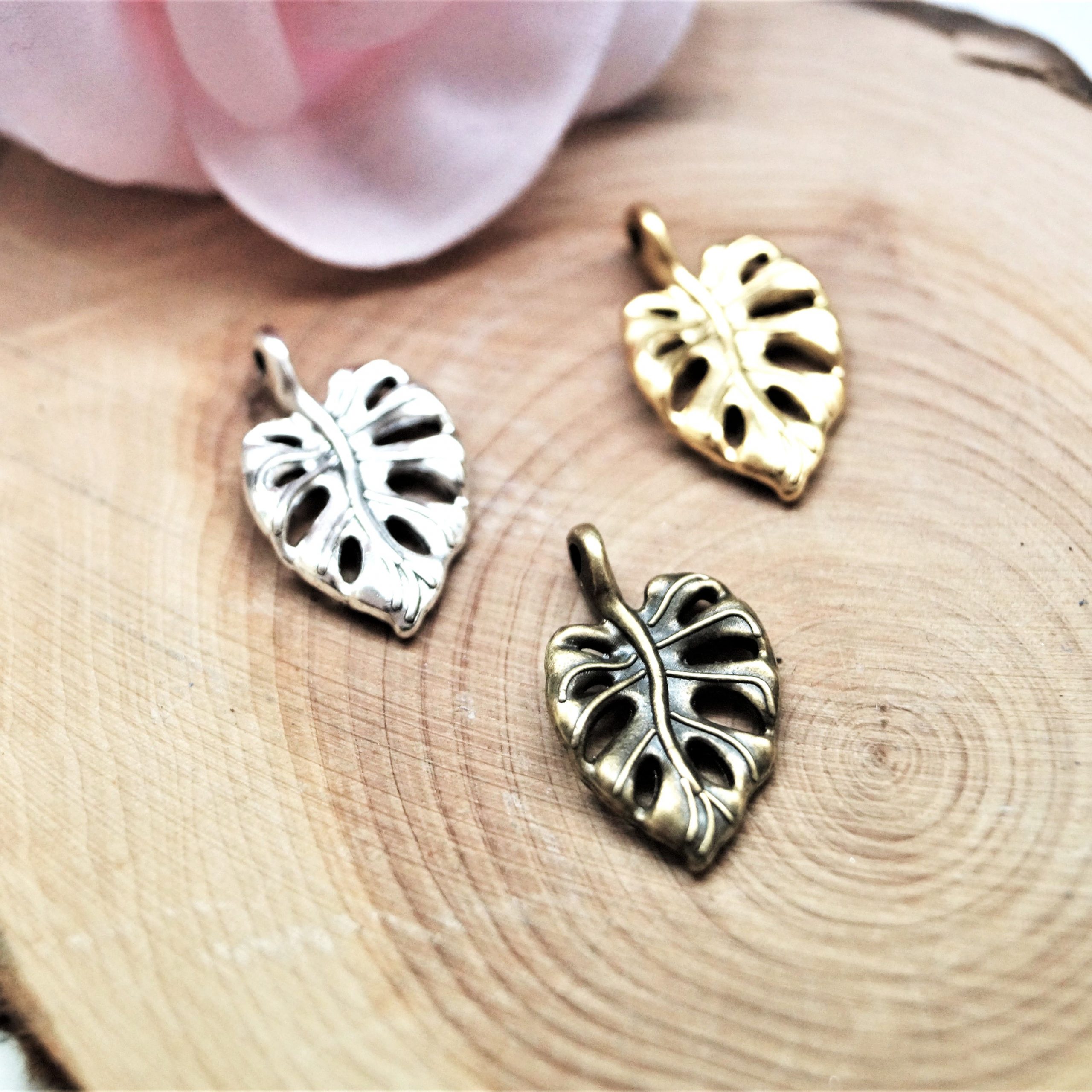 Breloques feuilles monstera en métal 20*12 mm par lot de 6 – Image 10