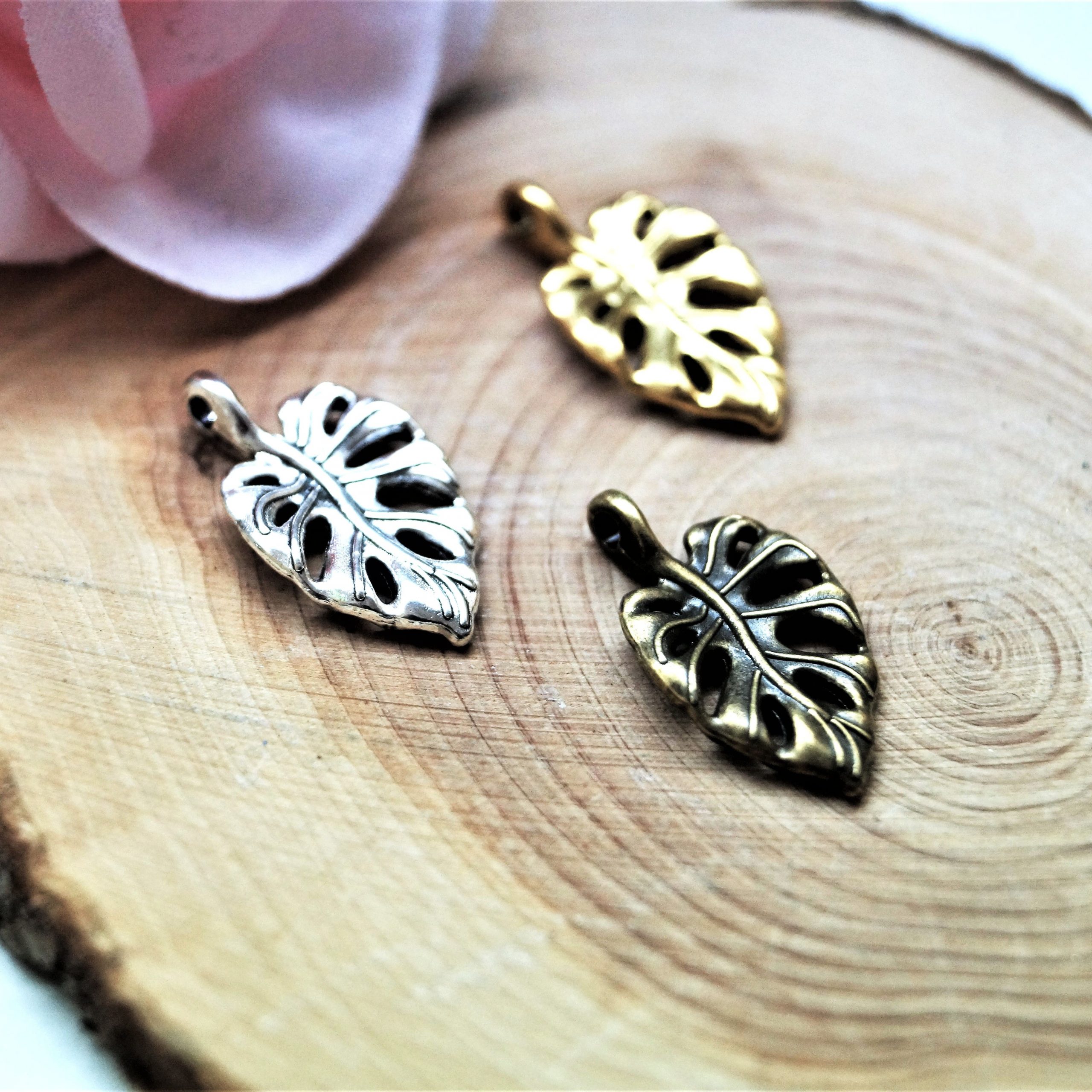 Breloques feuilles monstera en métal 20*12 mm par lot de 6 – Image 2