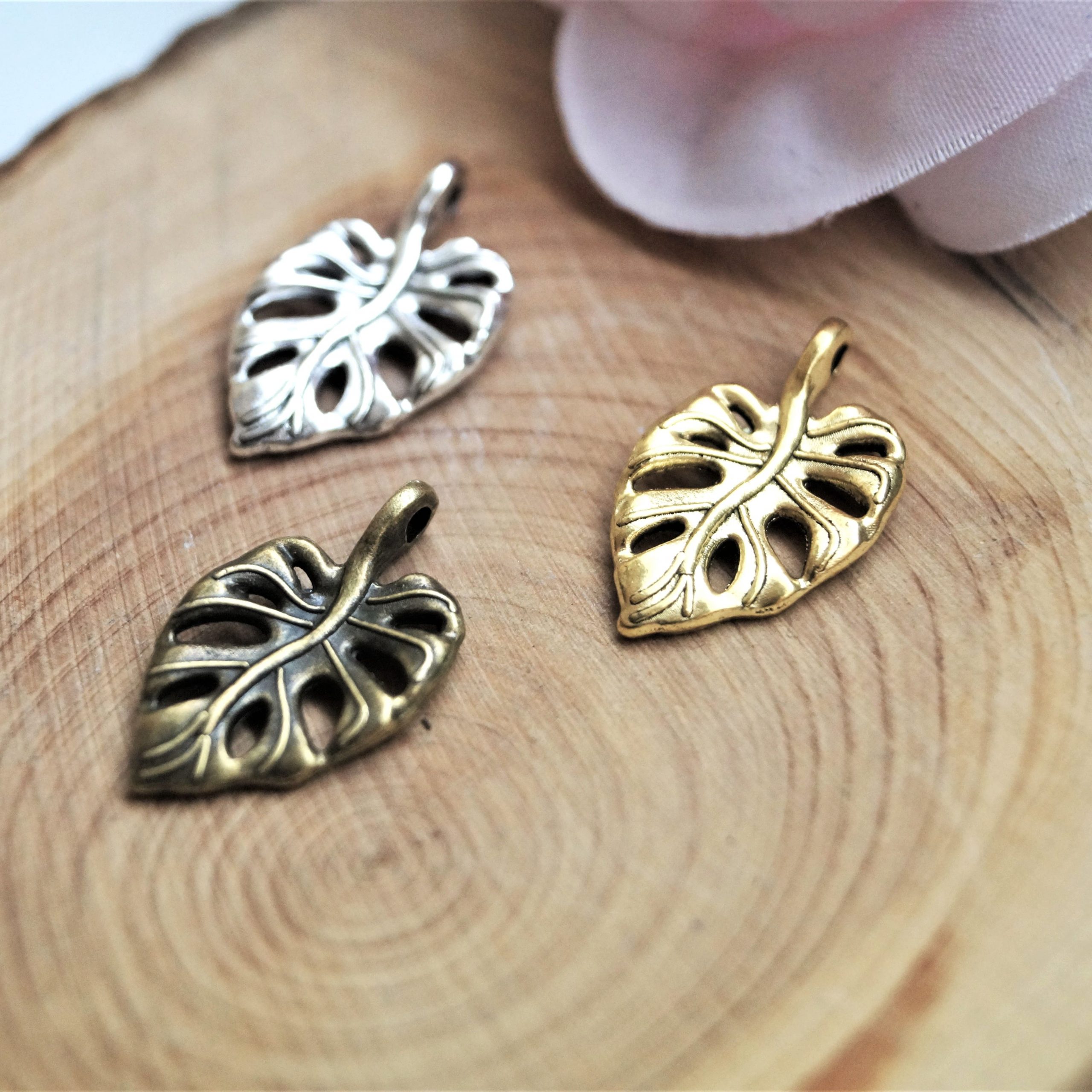 Breloques feuilles monstera en métal 20*12 mm par lot de 6 – Image 6