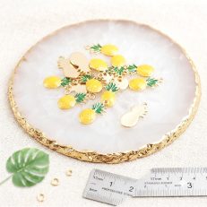 Lot de 10 breloques ananas doré et émail vert et jaune 17*9 mm
