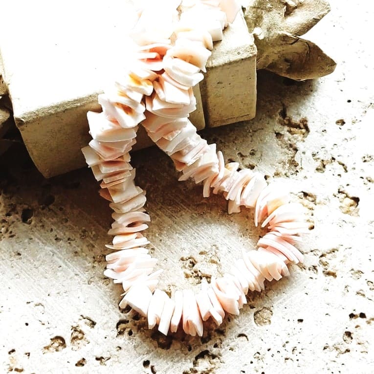 Perles Heishi carrées en coquillage rose naturel 6/10mm – Image 2