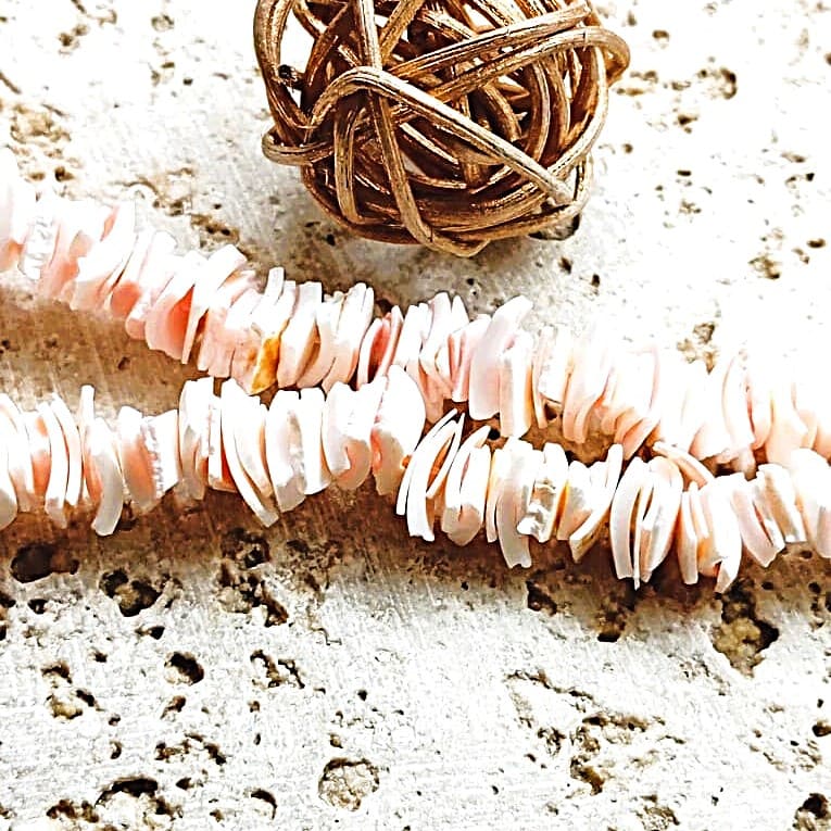 Perles Heishi carrées en coquillage rose naturel 6/10mm – Image 4