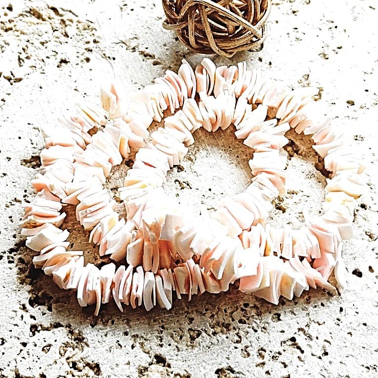 Perles Heishi carrées en coquillage rose naturel 6/10mm – Image 5