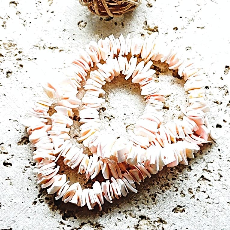 Perles Heishi carrées en coquillage rose naturel 6/10mm – Image 6