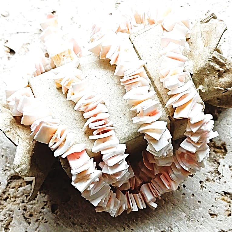 Perles Heishi carrées en coquillage rose naturel 6/10mm – Image 7