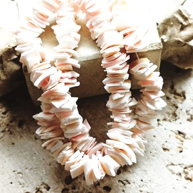 Perles Heishi carrées en coquillage rose naturel 6/10mm – Image 8