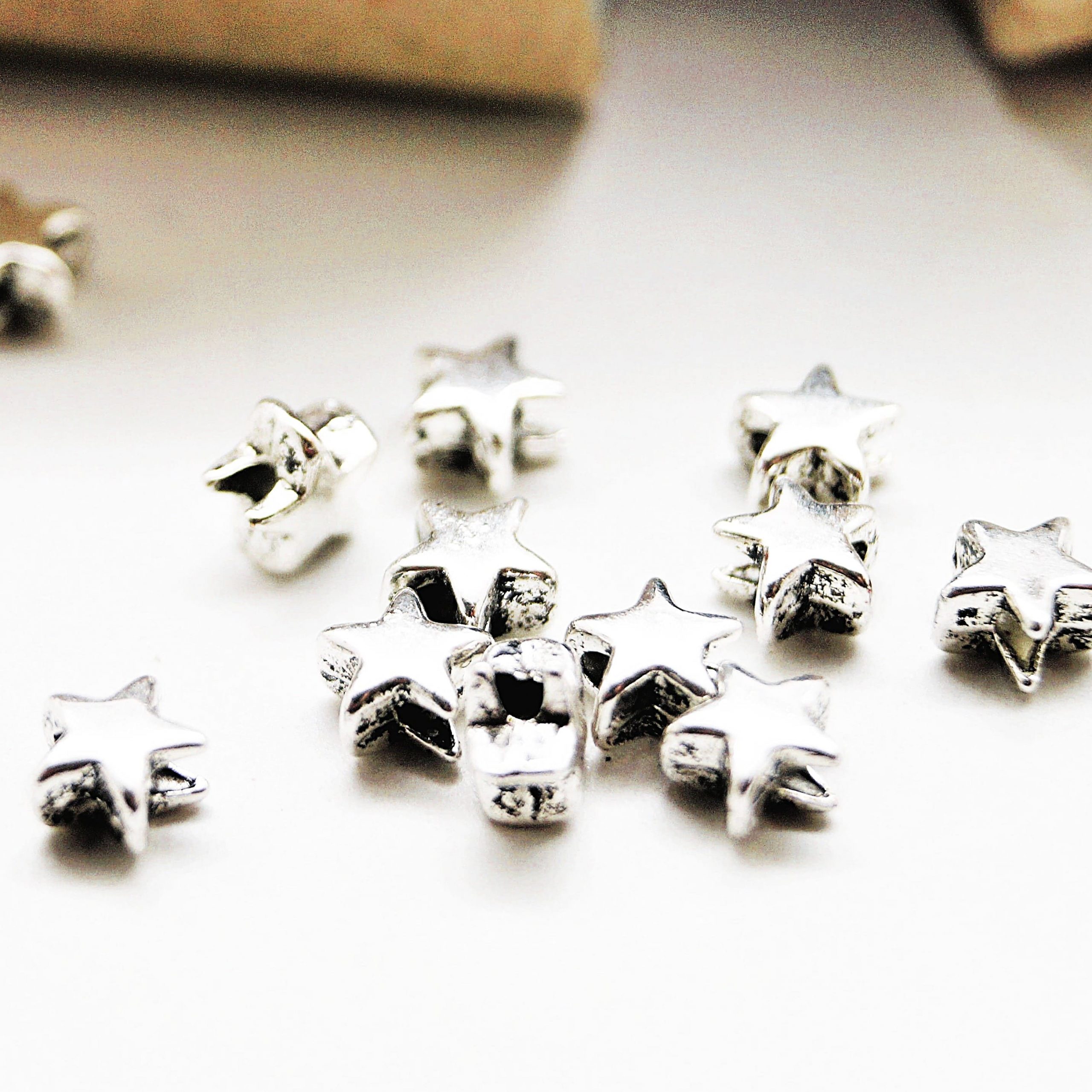 Perles étoiles en métal argenté 6mm par lot de 20 – Image 7