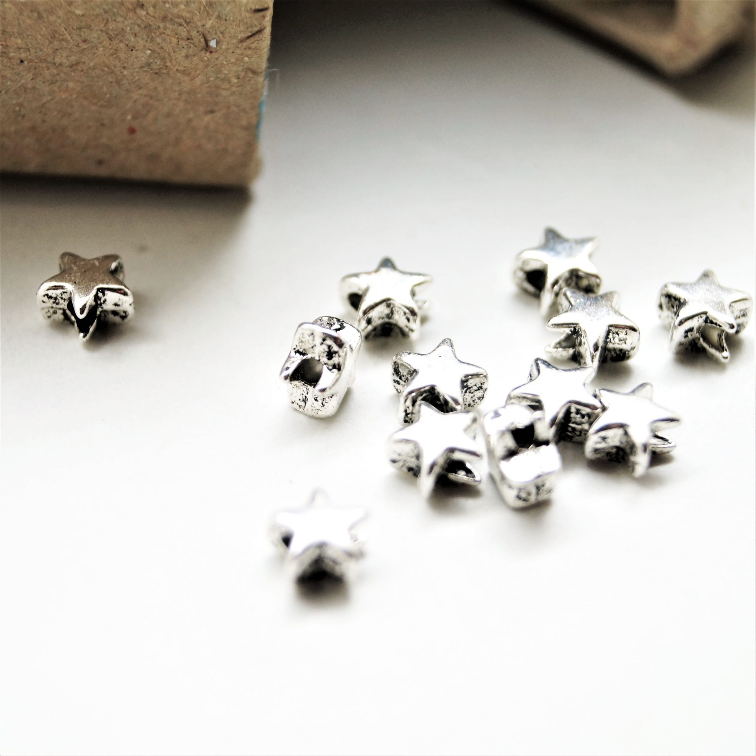 Perles étoiles en métal argenté 6mm par lot de 20 – Image 2