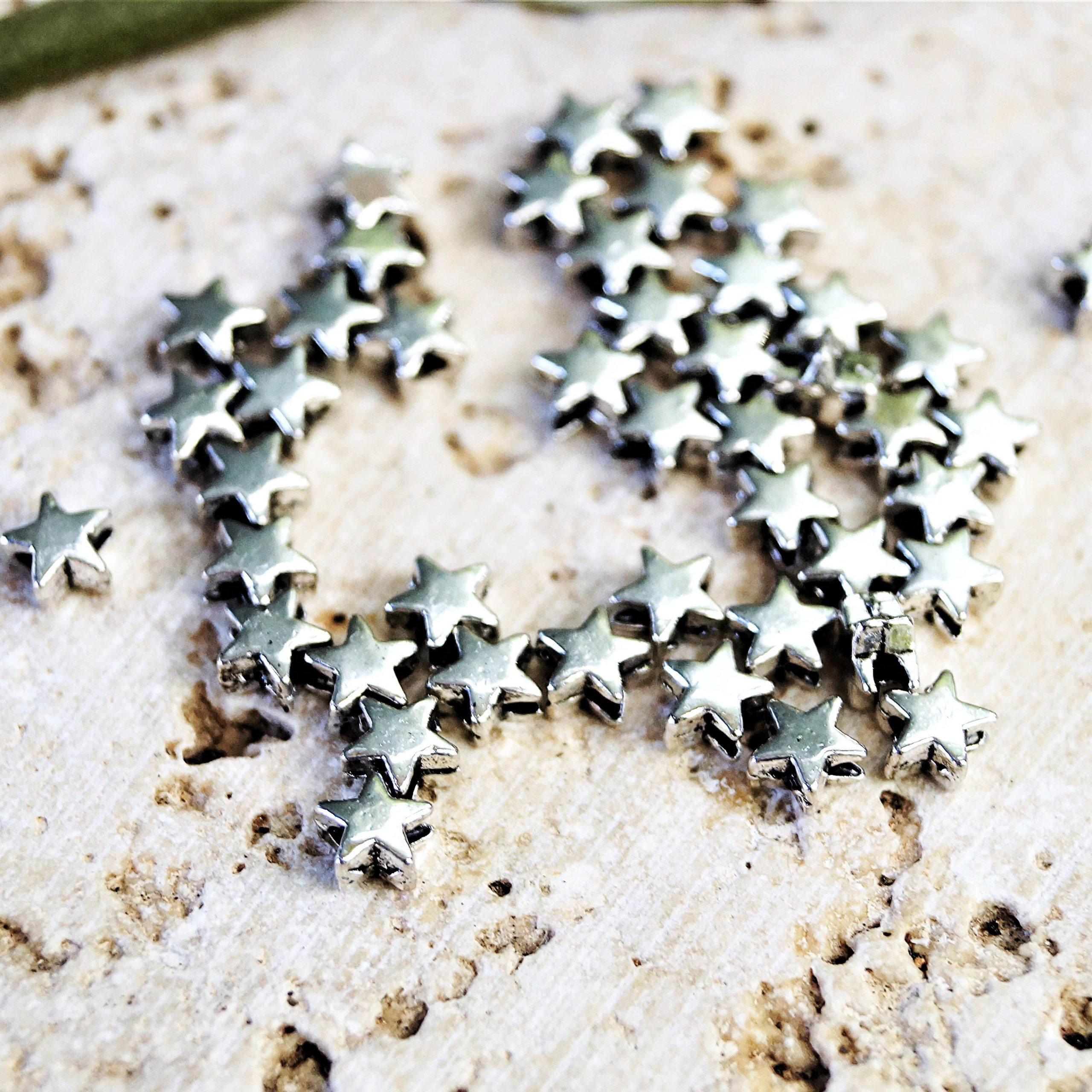 Perles étoiles en métal argenté 6mm par lot de 20 – Image 3