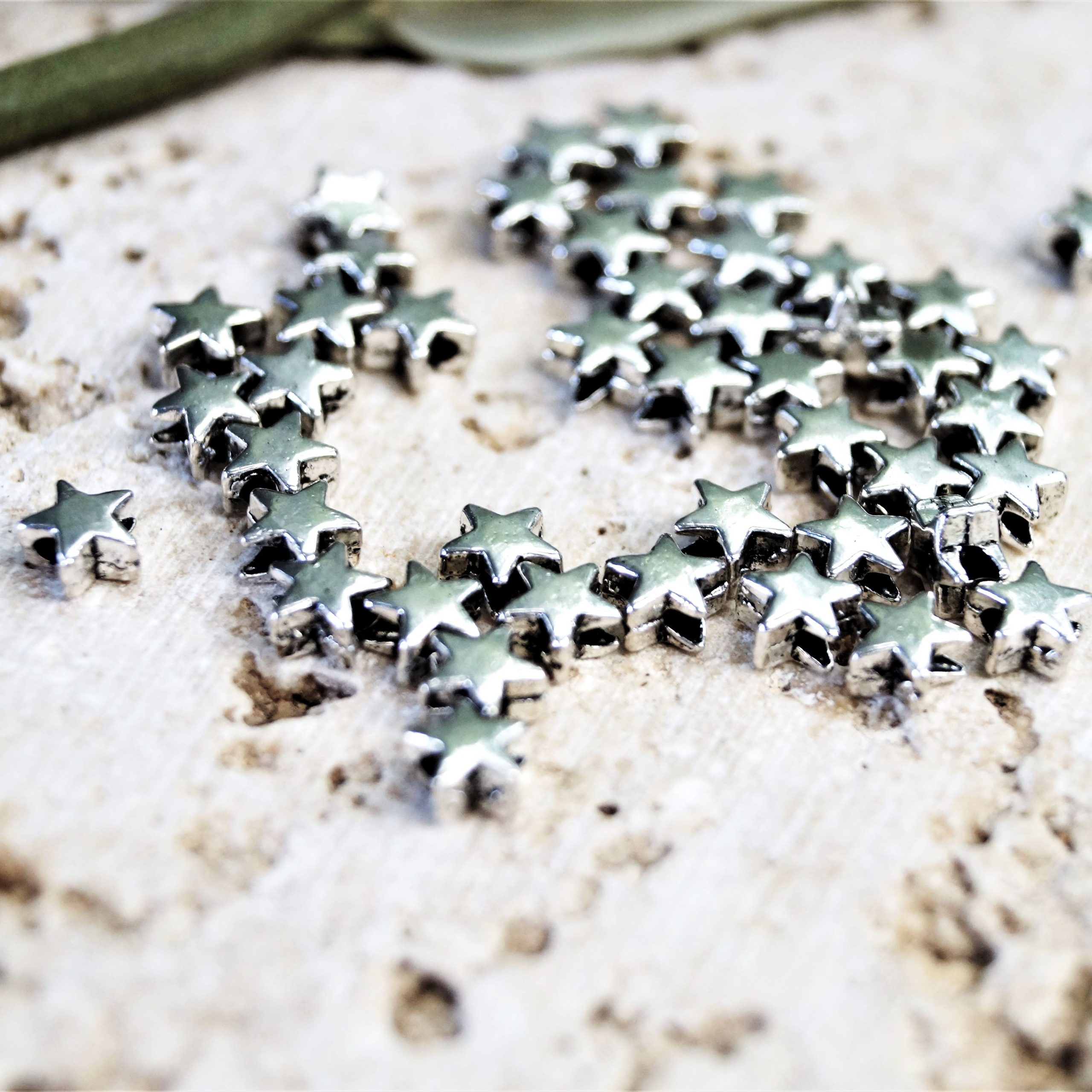 Perles étoiles en métal argenté 6mm par lot de 20 – Image 5