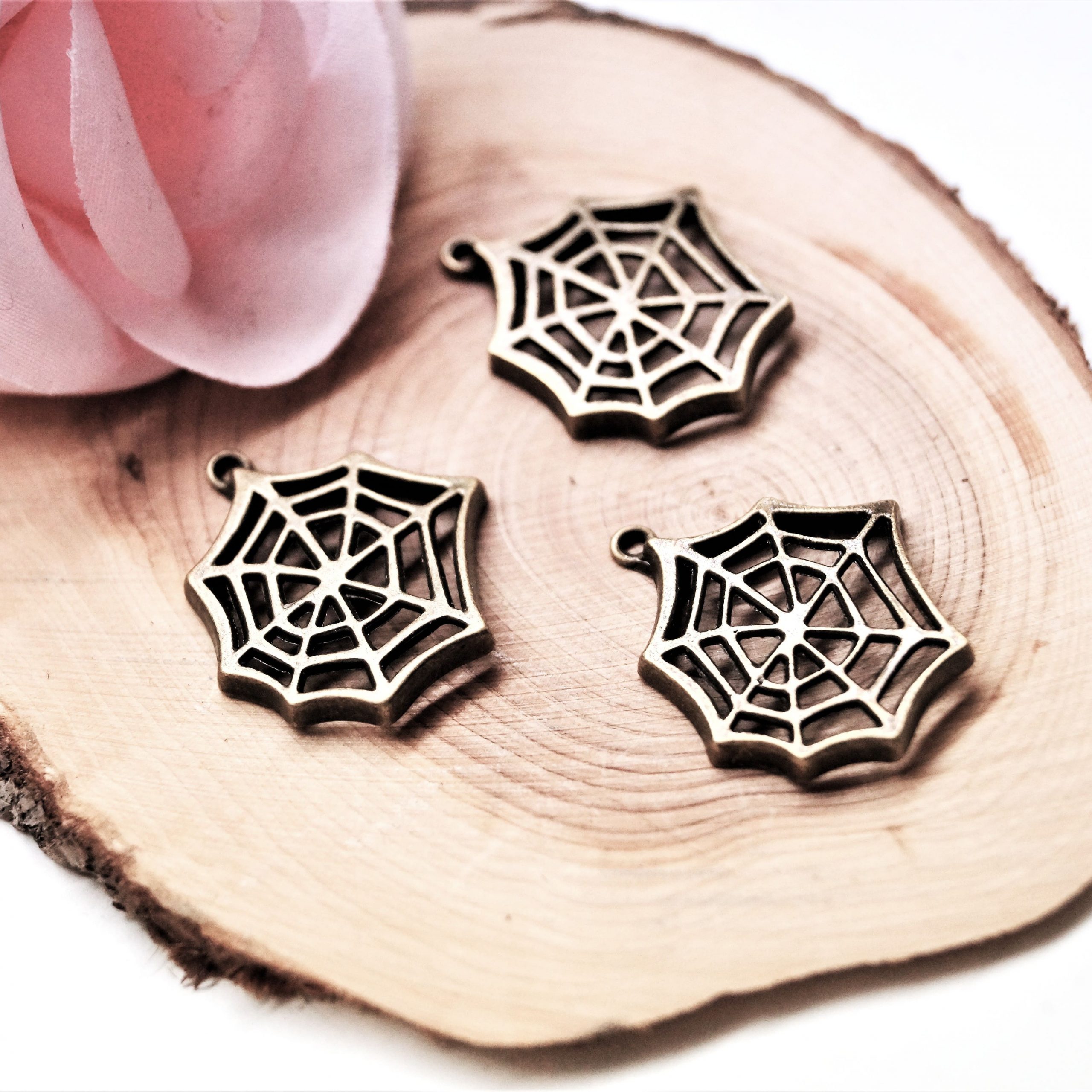 Lot de 6 breloques toiles d'araignée 25mm – Image 3