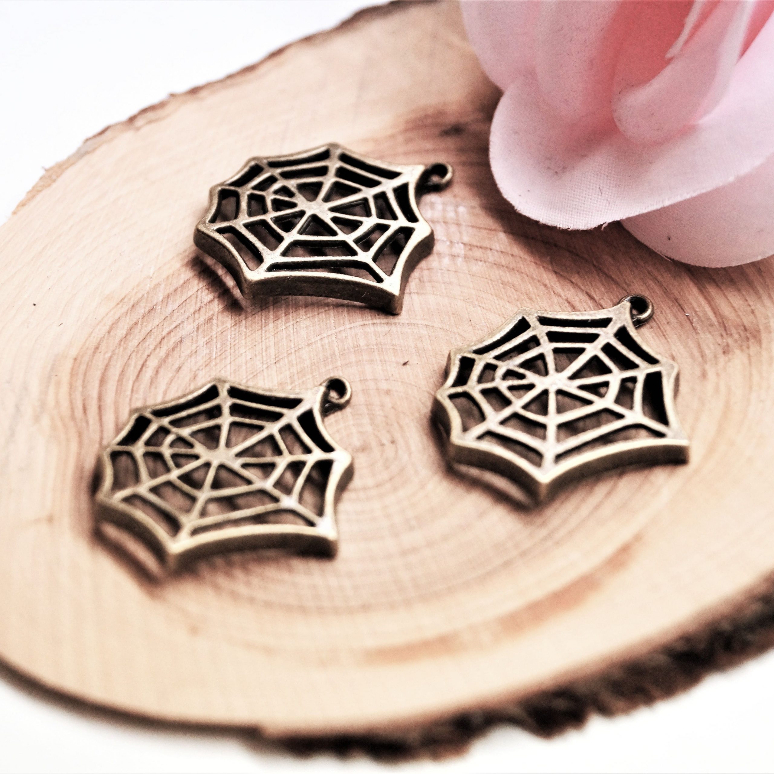 Lot de 6 breloques toiles d'araignée 25mm – Image 5