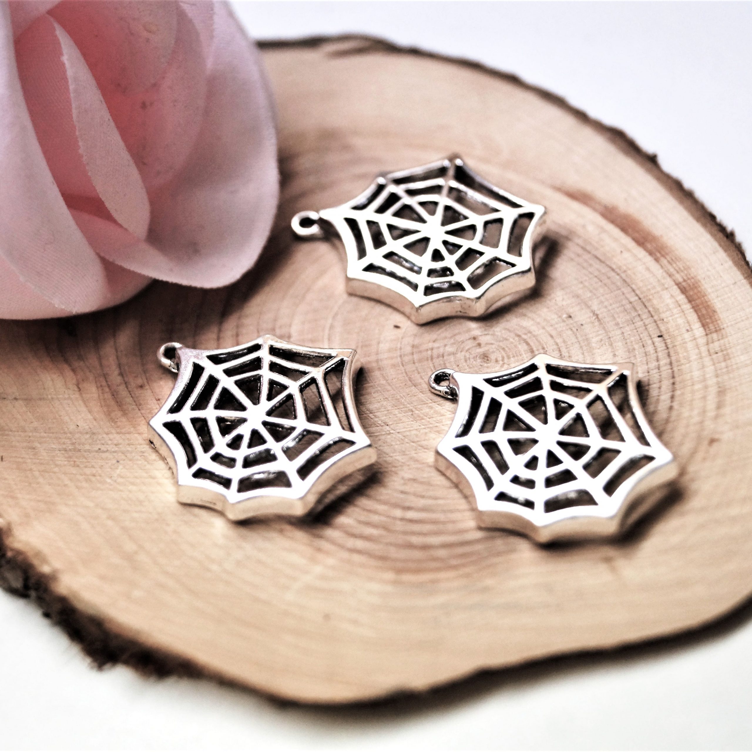 Lot de 6 breloques toiles d'araignée 25mm – Image 6