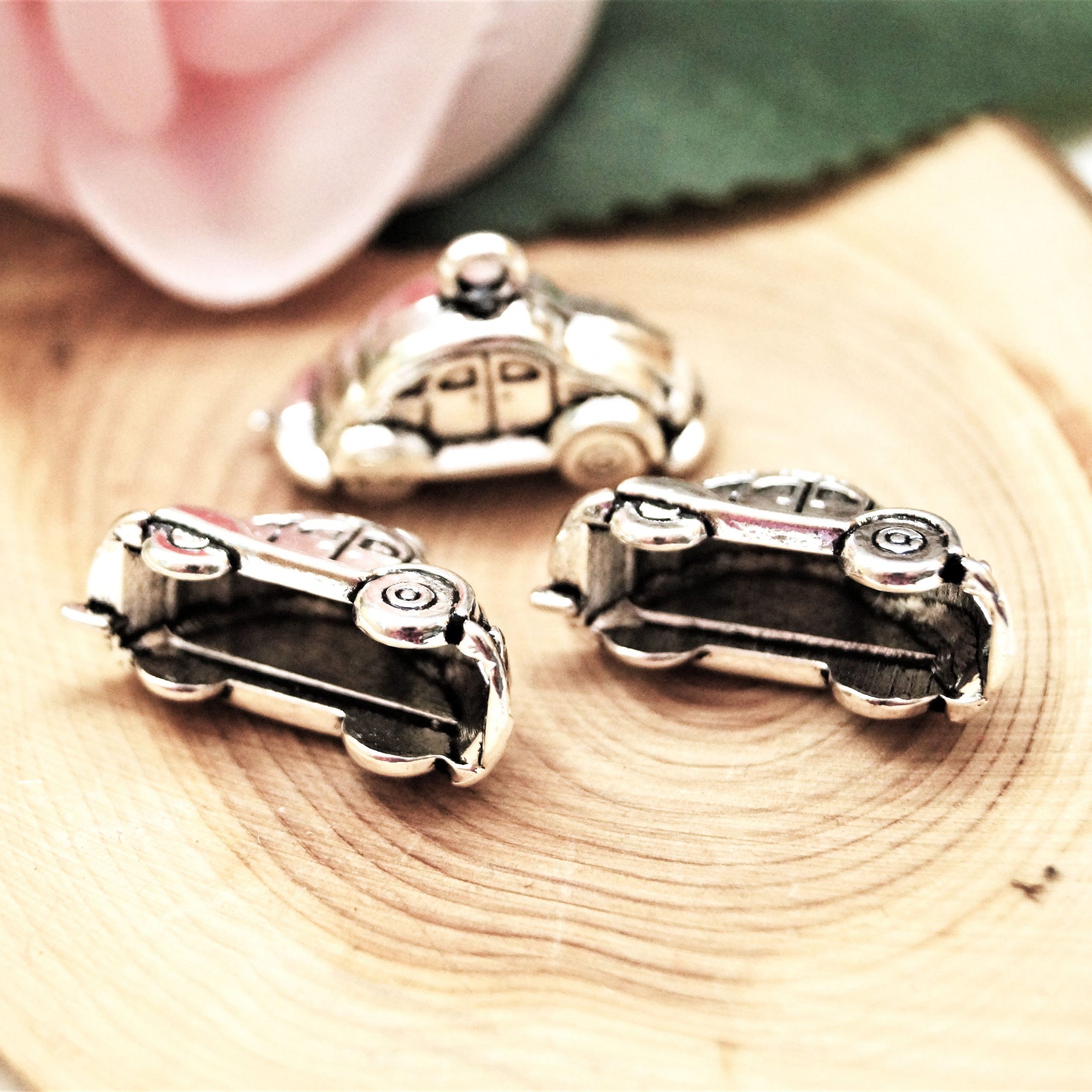 Pendentifs voitures en métal argenté 24*9 mm par lot de 4 – Image 2