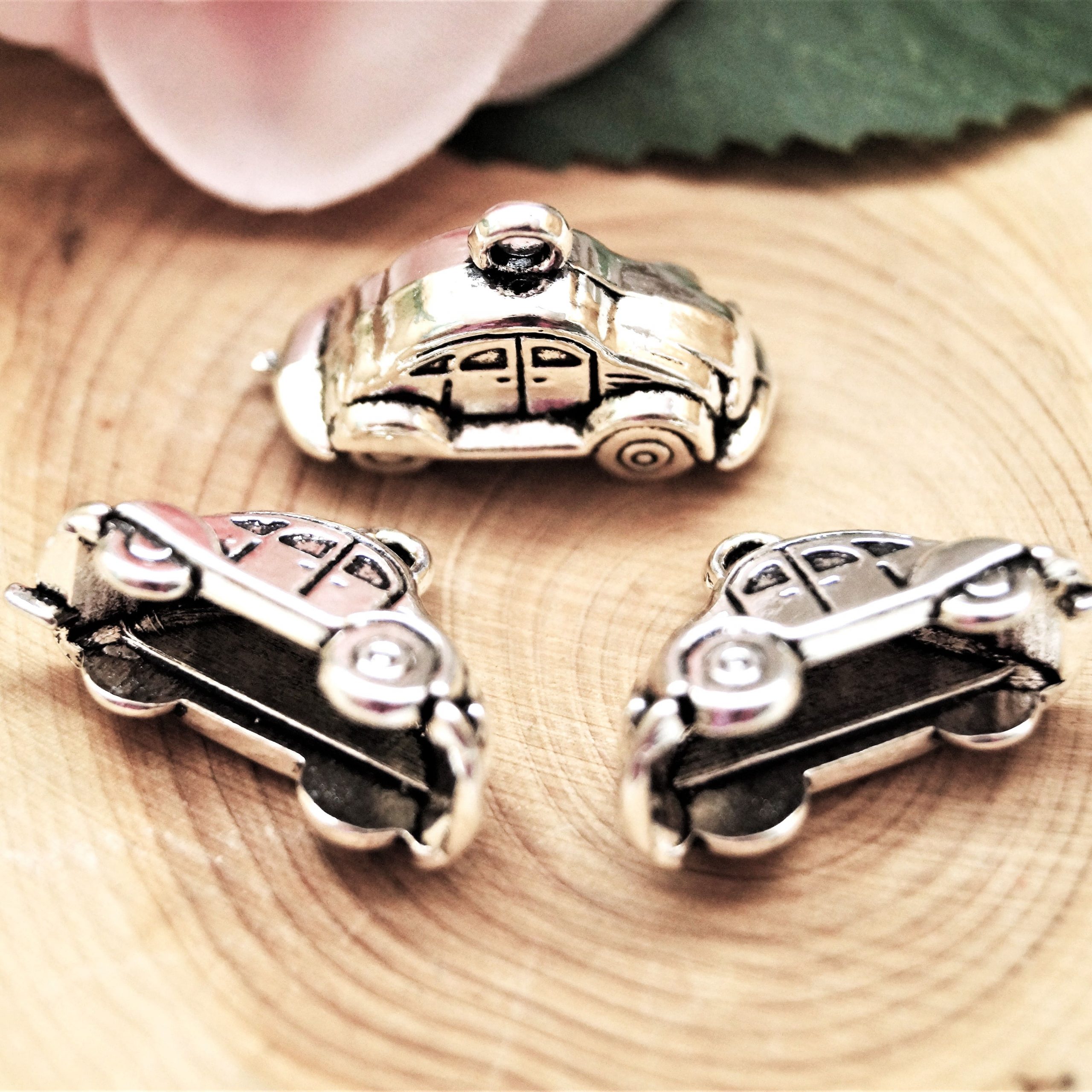 Pendentifs voitures en métal argenté 24*9 mm par lot de 4 – Image 3