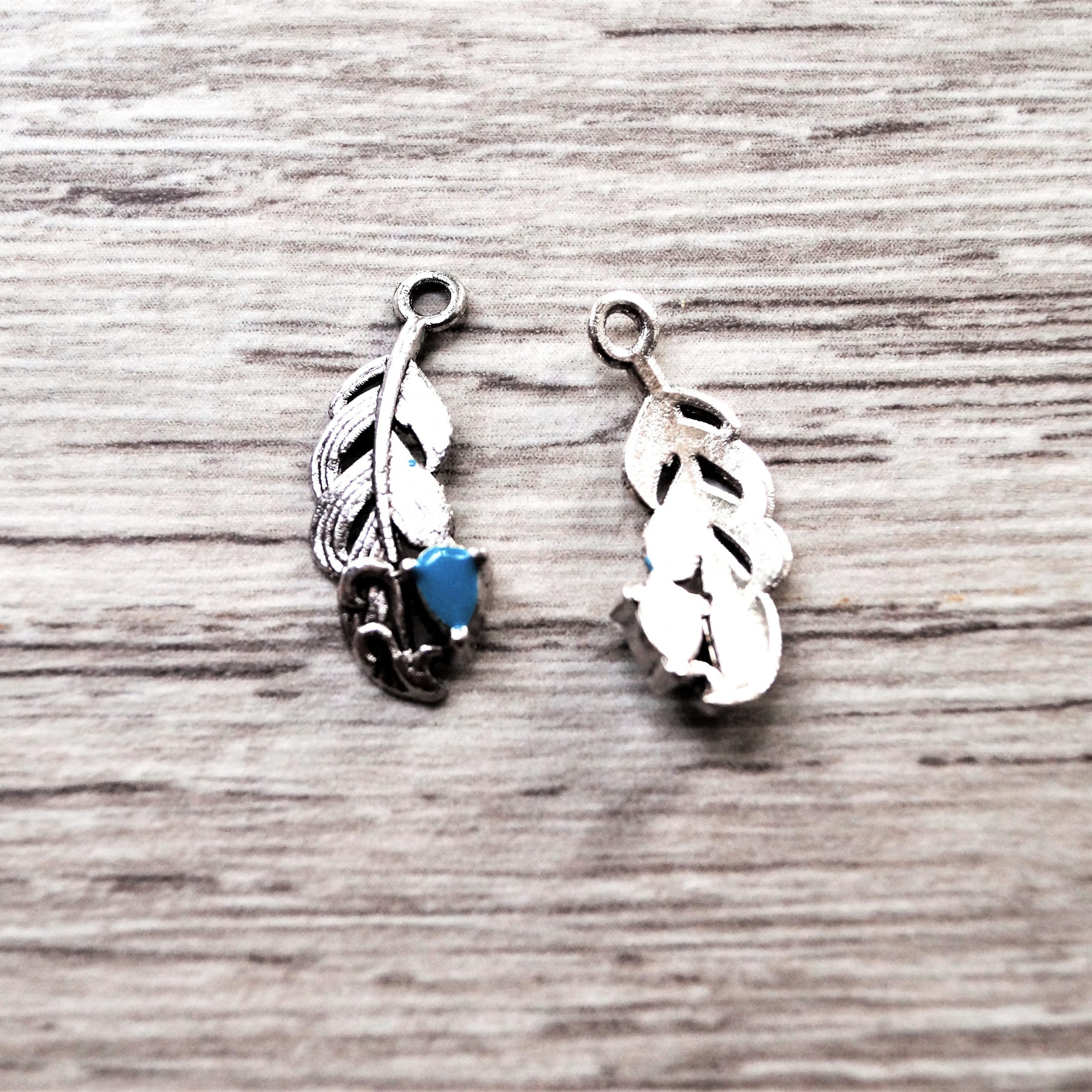 Lot de 5 pendentifs plume argentée avec émail coloré 21x9mm – Image 3